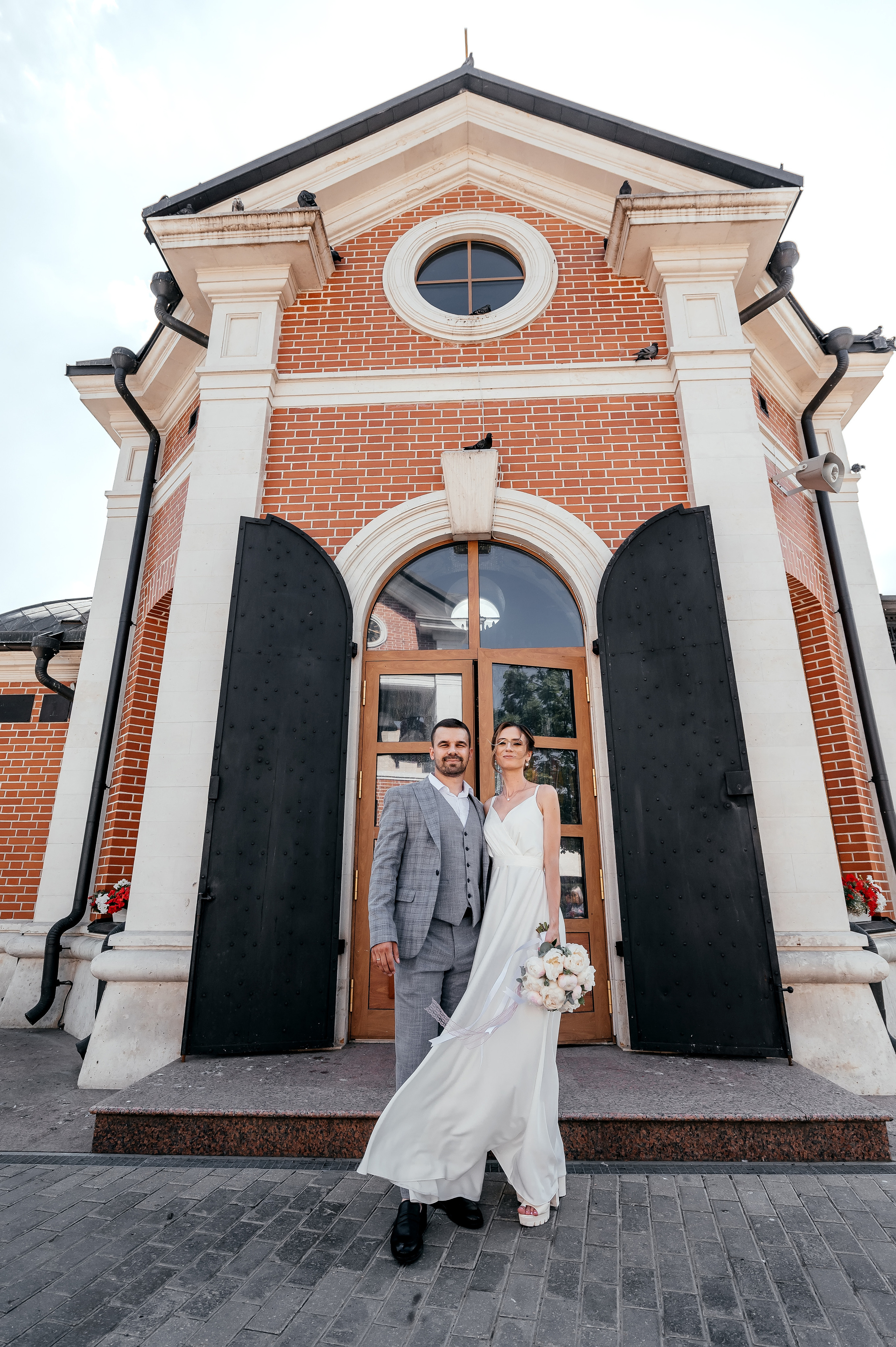 Свадебная прогулка по набережной в Щелково. Свадебный и семейный фотограф Виктория Носачёва. Щелково, Москва и МО