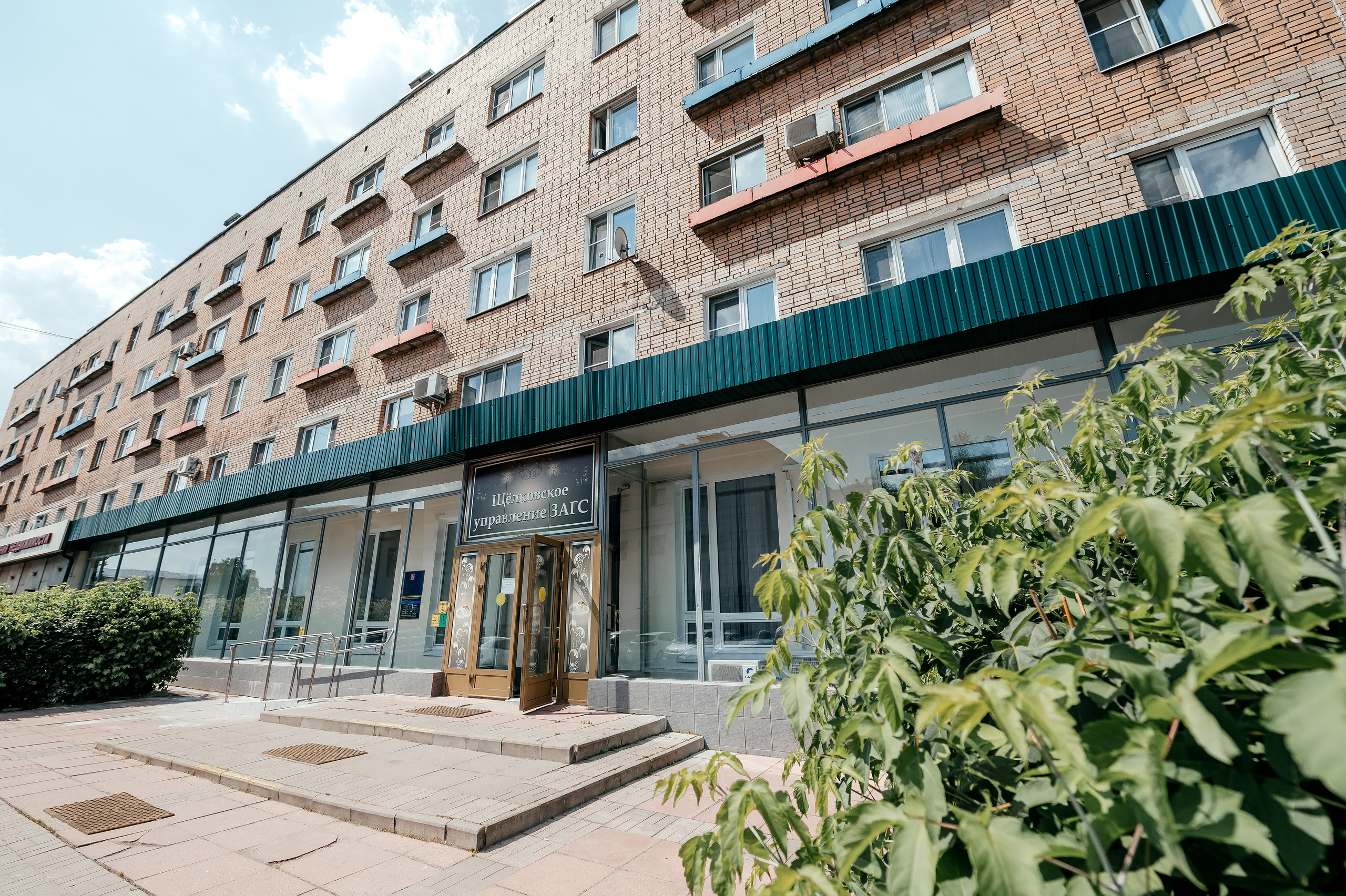 Свадебная прогулка по набережной в Щелково. Свадебный и семейный фотограф Виктория Носачёва. Щелково, Москва и МО