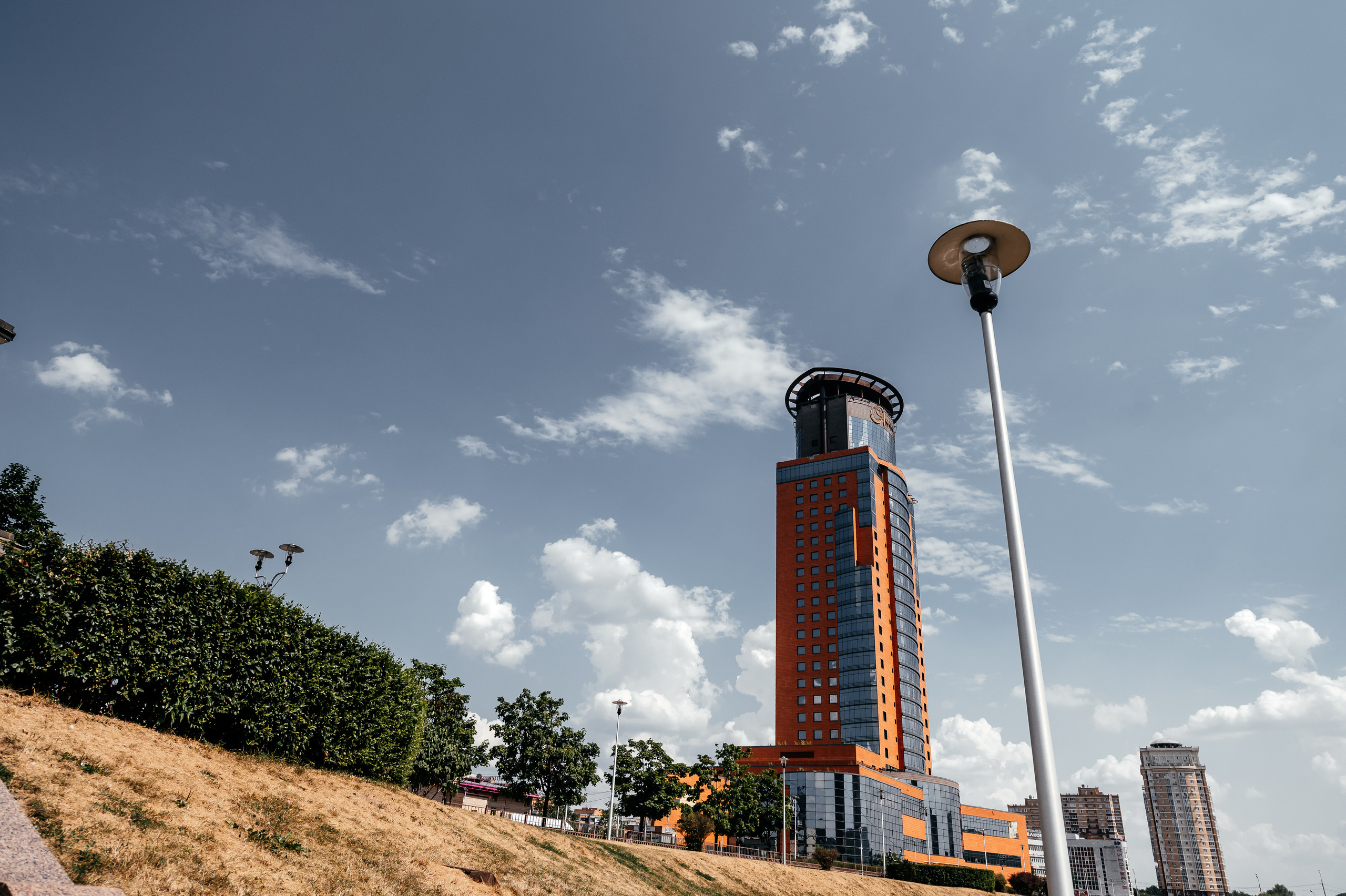 Свадебная прогулка по набережной в Щелково. Свадебный и семейный фотограф Виктория Носачёва. Щелково, Москва и МО