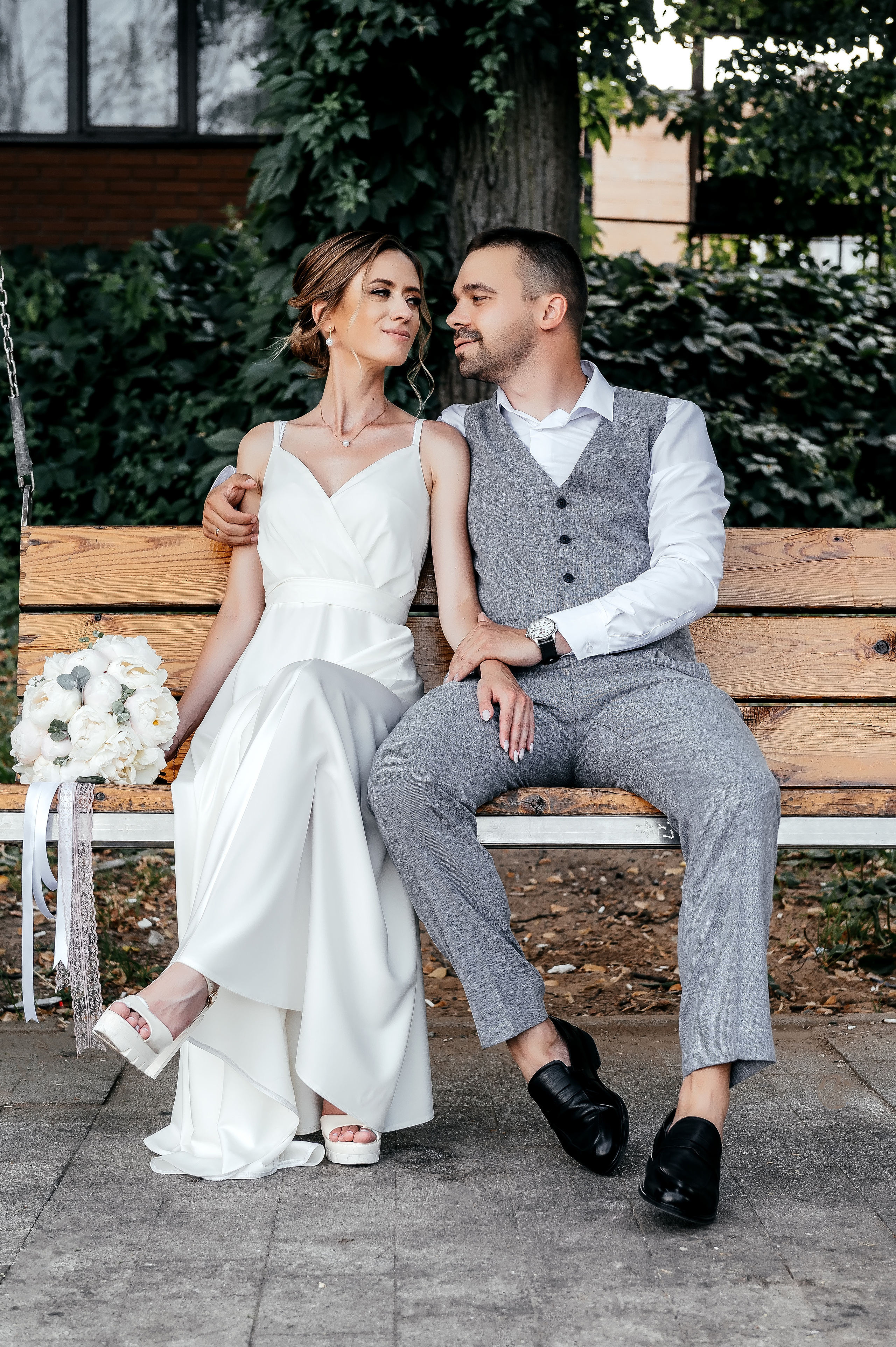 Свадебная прогулка по набережной в Щелково. Свадебный и семейный фотограф Виктория Носачёва. Щелково, Москва и МО