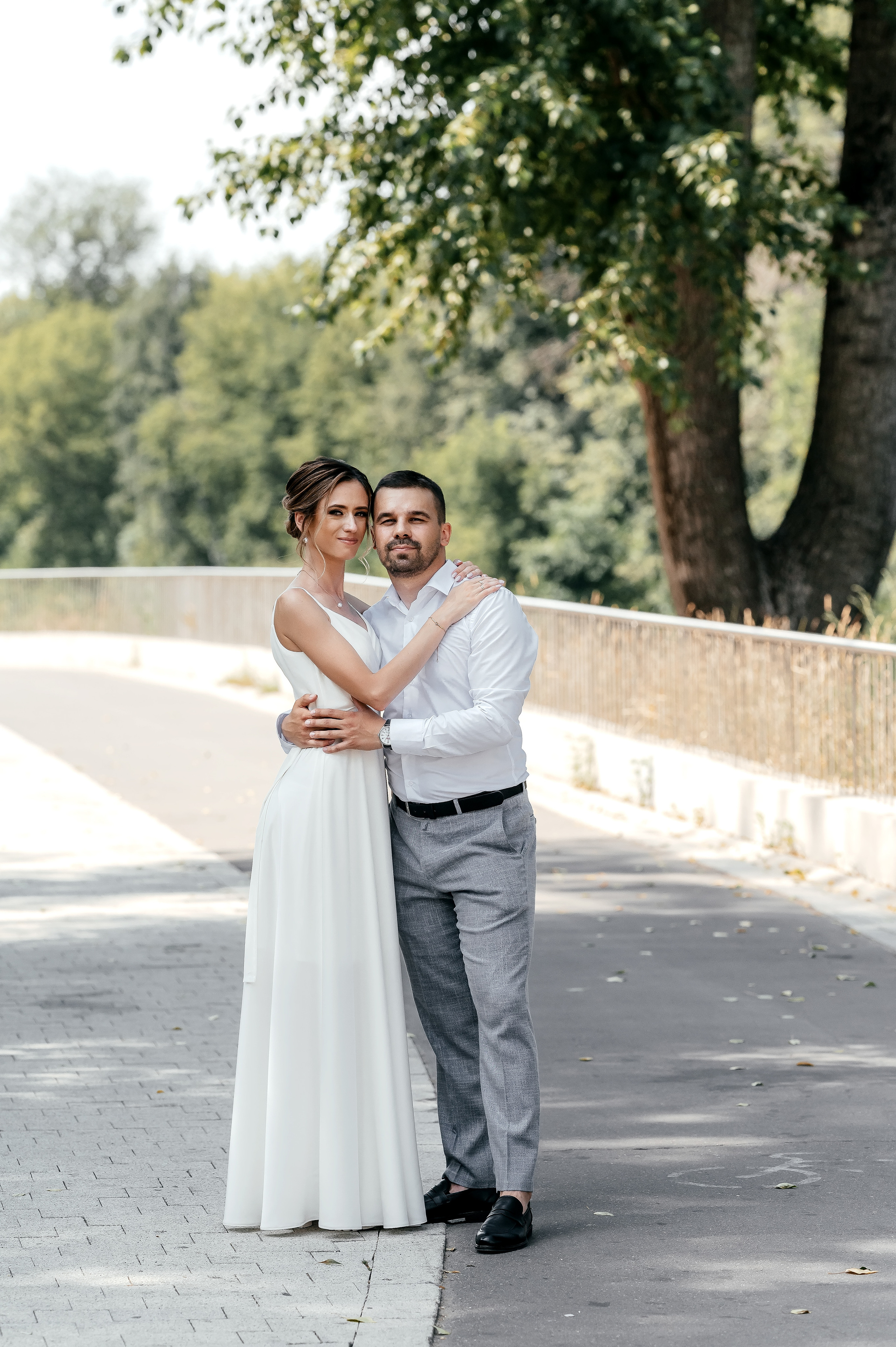Свадебная прогулка по набережной в Щелково. Свадебный и семейный фотограф Виктория Носачёва. Щелково, Москва и МО