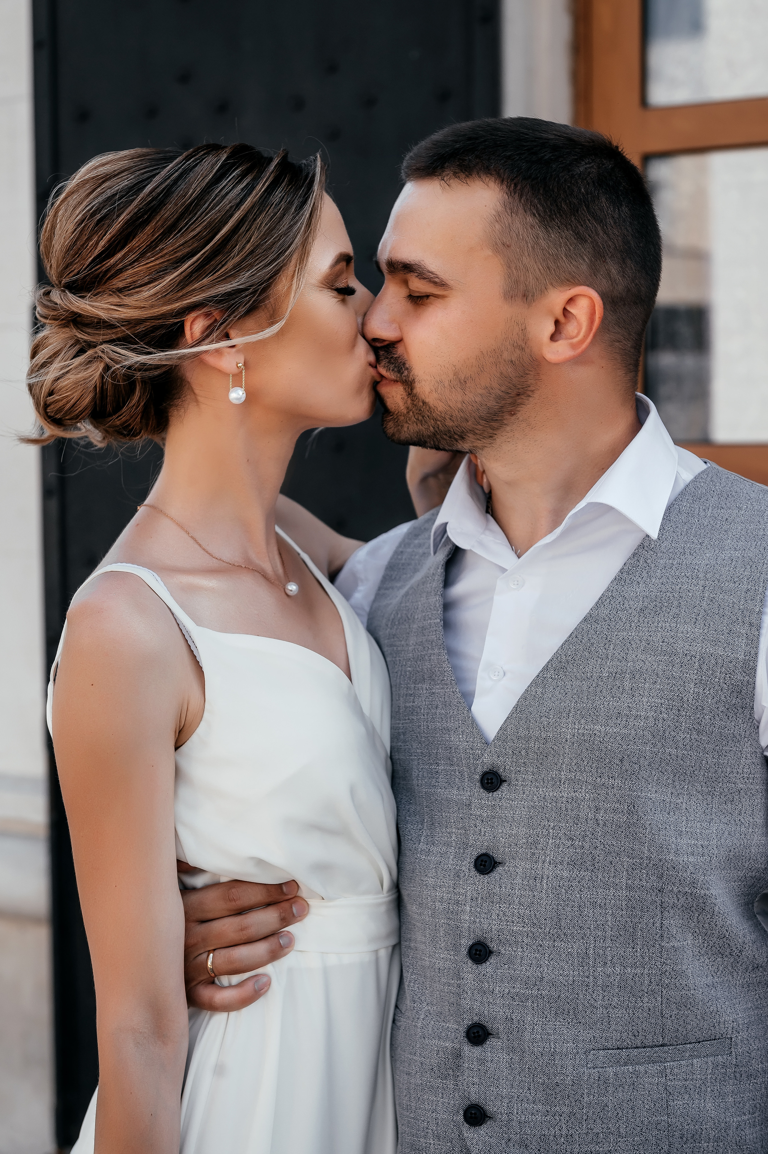 Свадебная прогулка по набережной в Щелково. Свадебный и семейный фотограф Виктория Носачёва. Щелково, Москва и МО