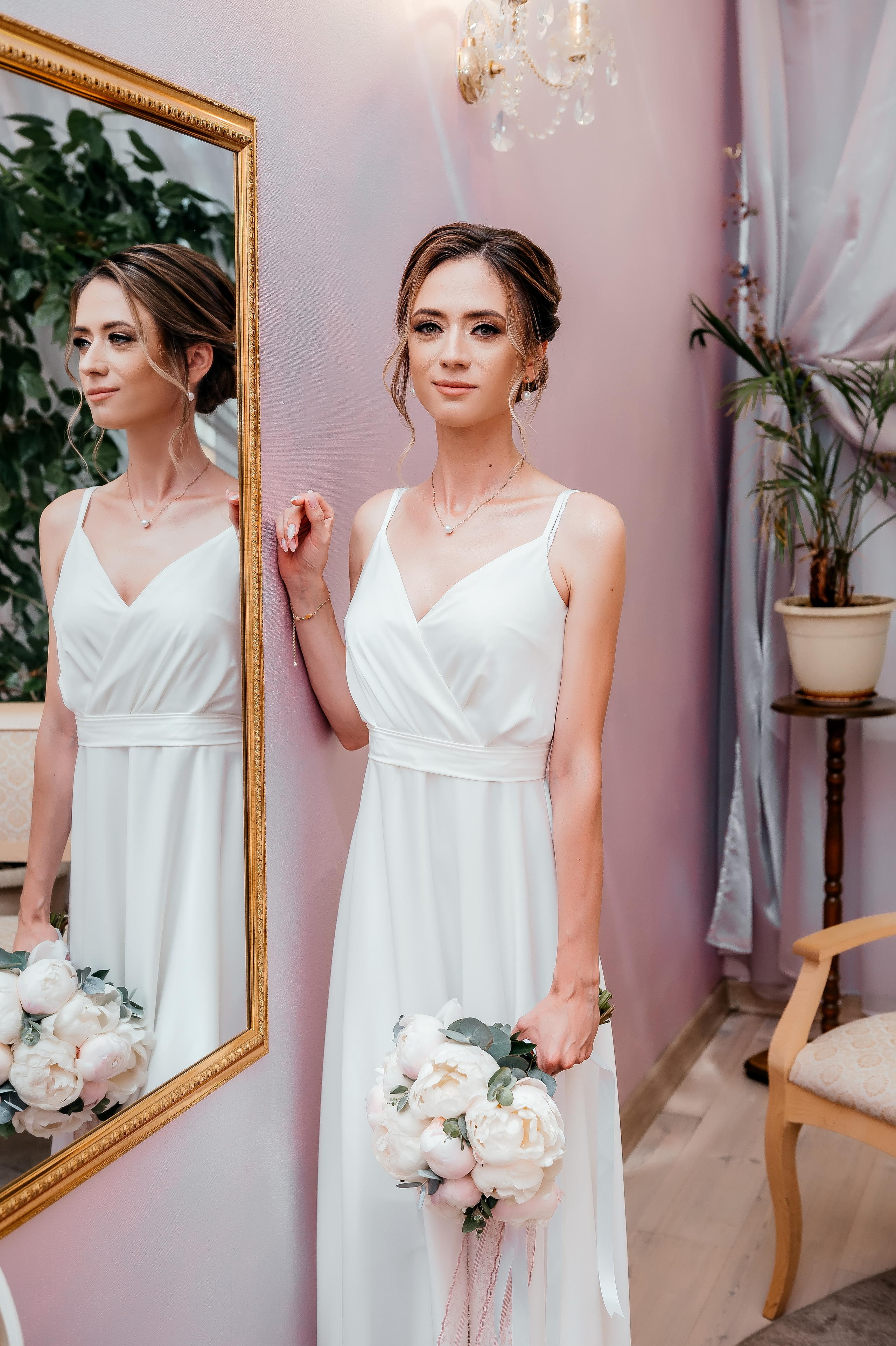 Свадебная прогулка по набережной в Щелково. Свадебный и семейный фотограф Виктория Носачёва. Щелково, Москва и МО