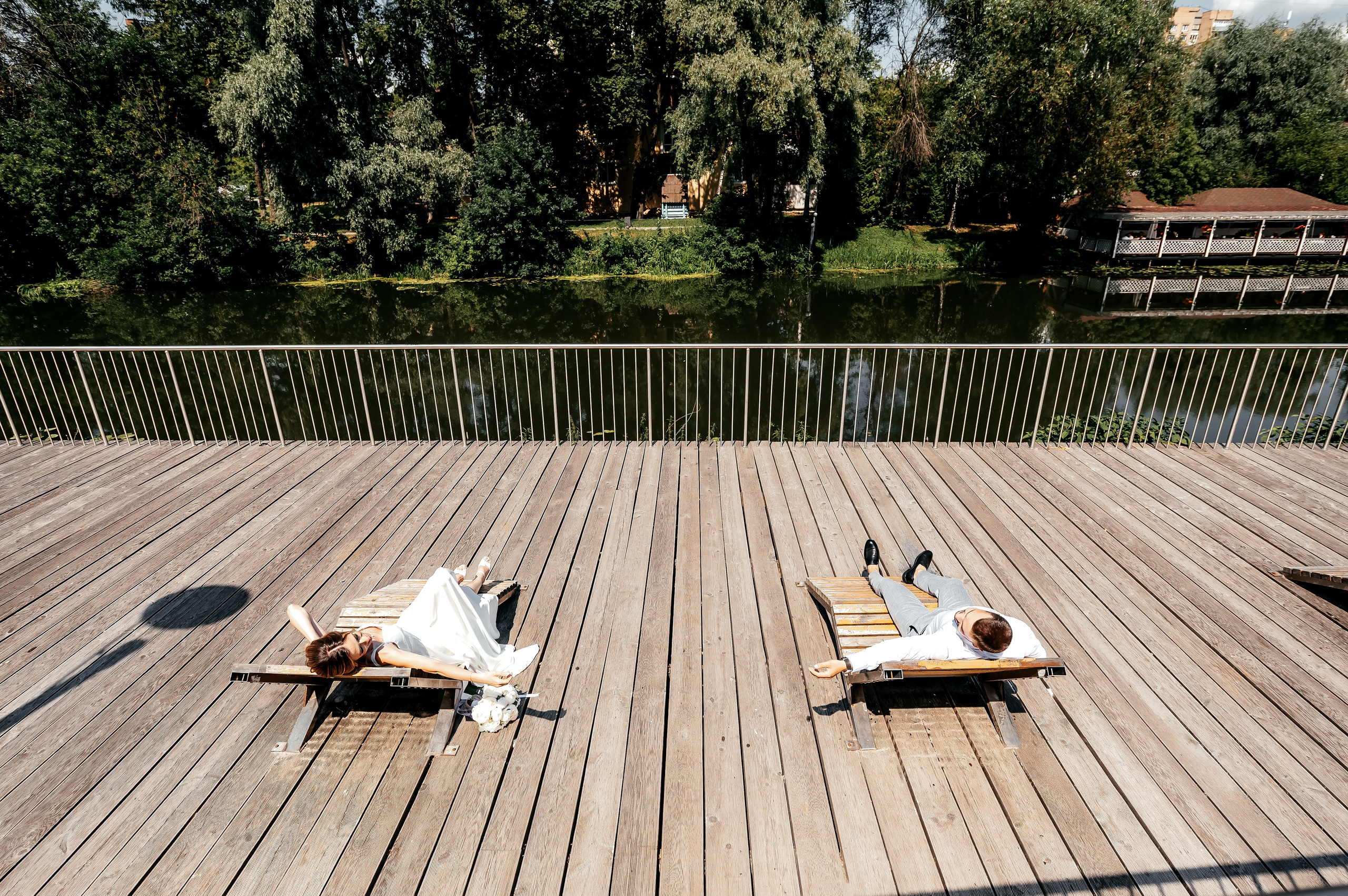 Свадебная прогулка по набережной в Щелково. Свадебный и семейный фотограф Виктория Носачёва. Щелково, Москва и МО