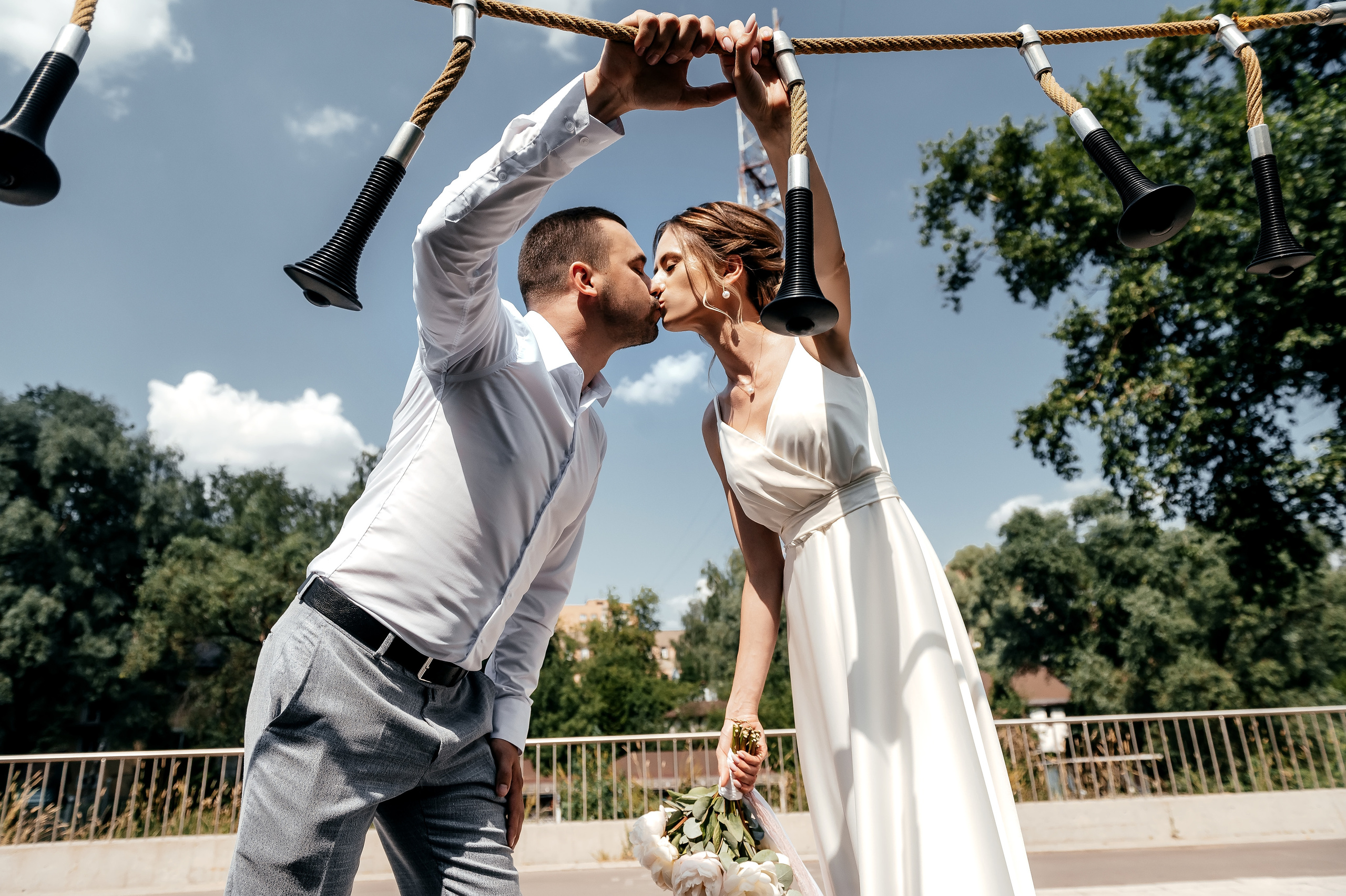 Свадебная прогулка по набережной в Щелково. Свадебный и семейный фотограф Виктория Носачёва. Щелково, Москва и МО