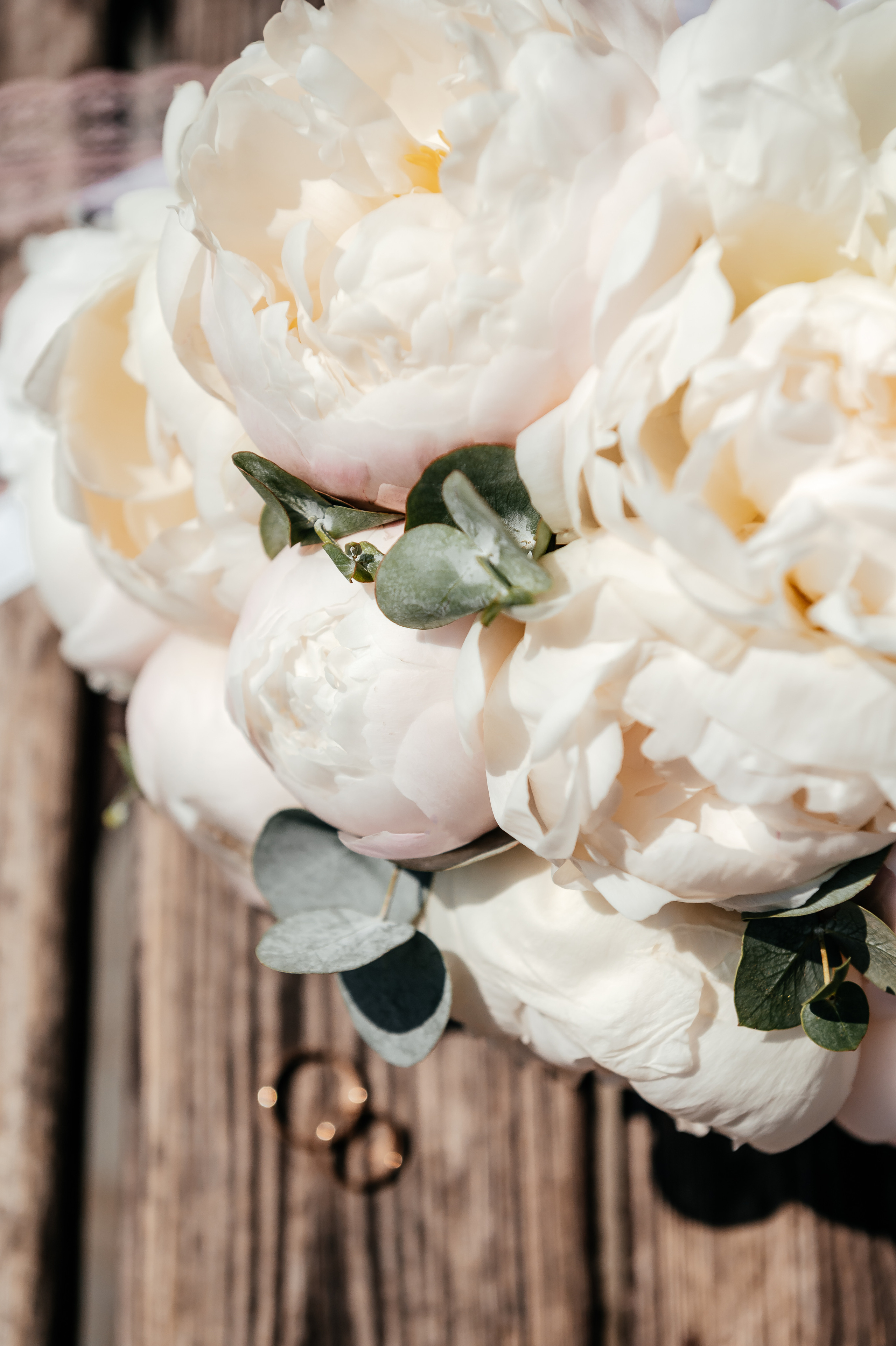 Свадебная прогулка по набережной в Щелково. Свадебный и семейный фотограф Виктория Носачёва. Щелково, Москва и МО