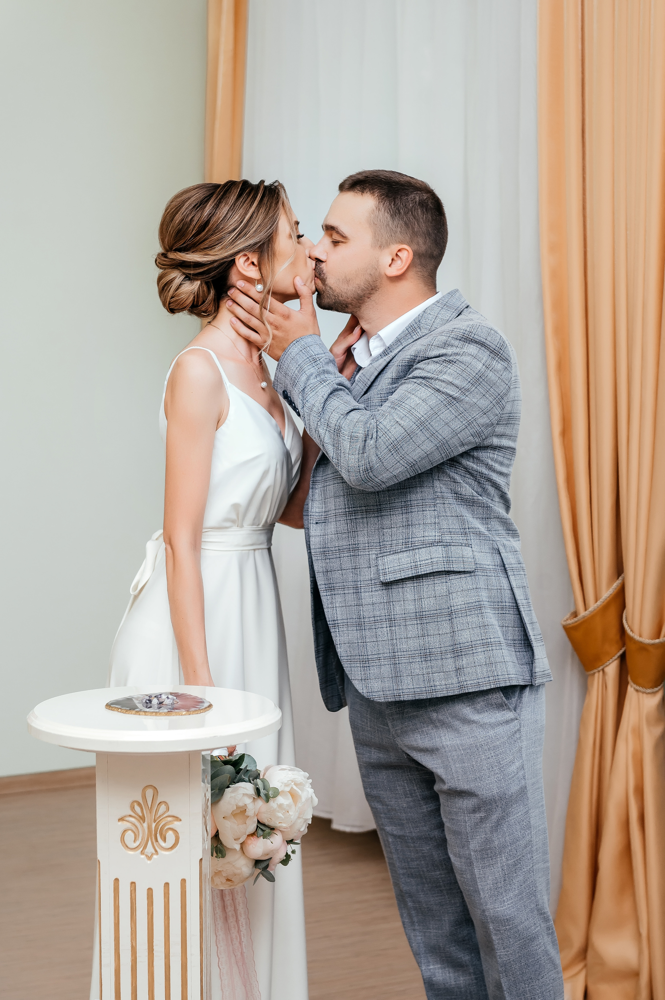 Свадебная прогулка по набережной в Щелково. Свадебный и семейный фотограф Виктория Носачёва. Щелково, Москва и МО