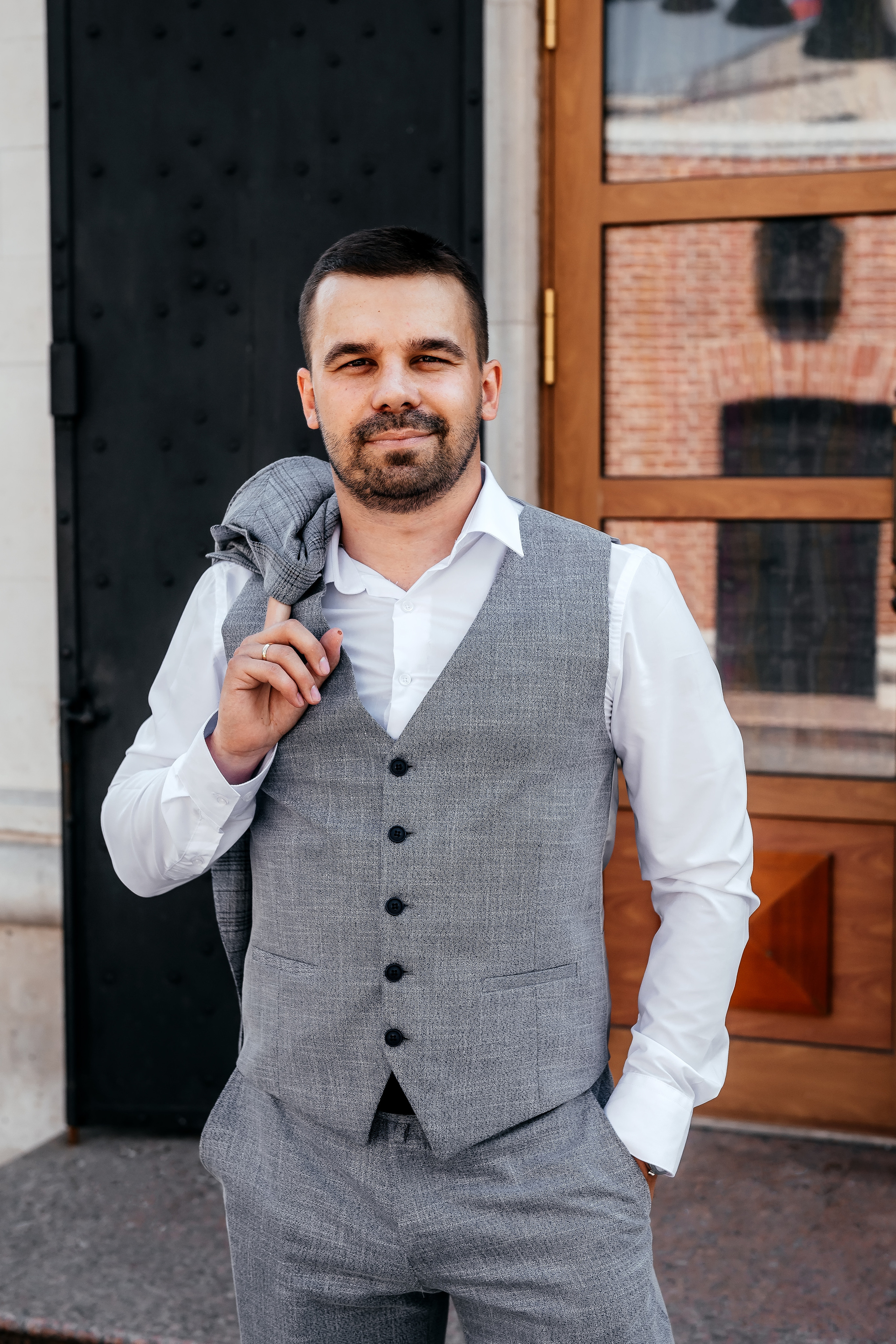 Свадебная прогулка по набережной в Щелково. Свадебный и семейный фотограф Виктория Носачёва. Щелково, Москва и МО