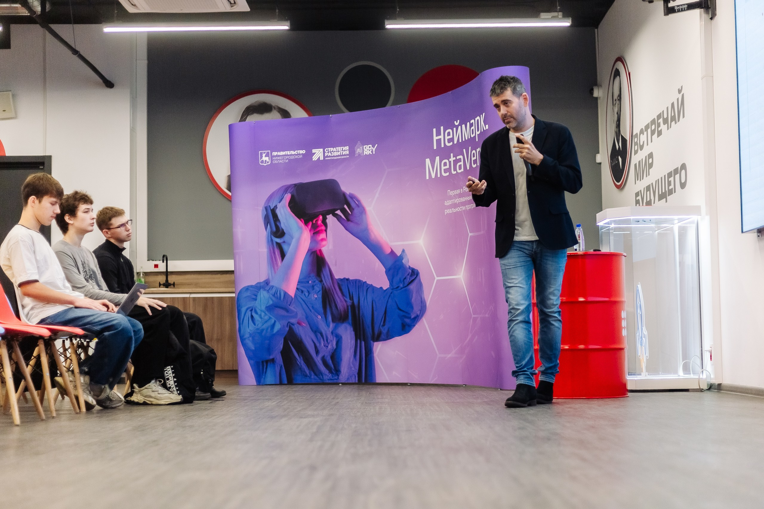 Неймарк. Лекторий. Репортажный и портретный фотограф в Нижнем Новгороде Максим Горшков