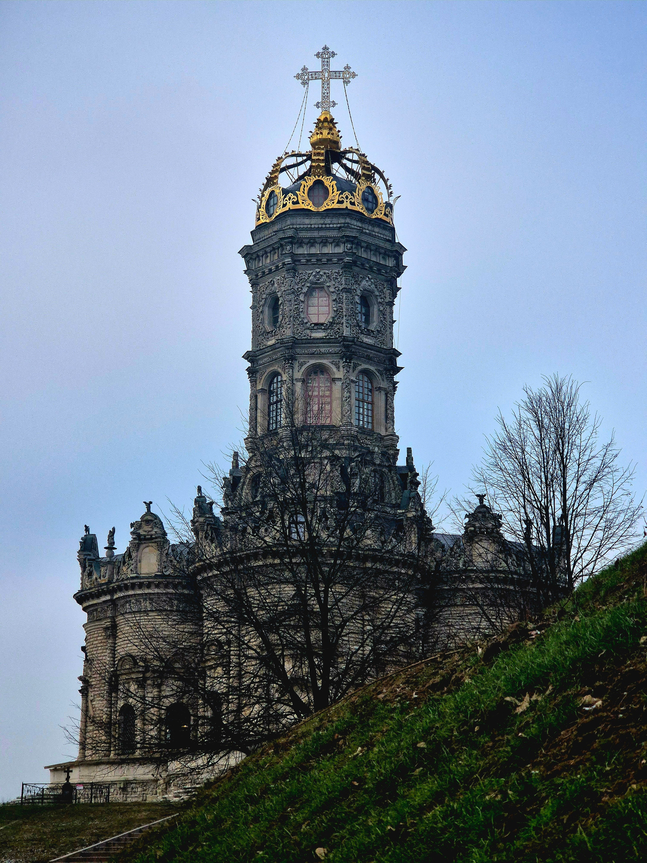 По легенде освящать храм патриарх Адриан отказался. Хотя более вероятная причина - болезни патриарха в тот период
