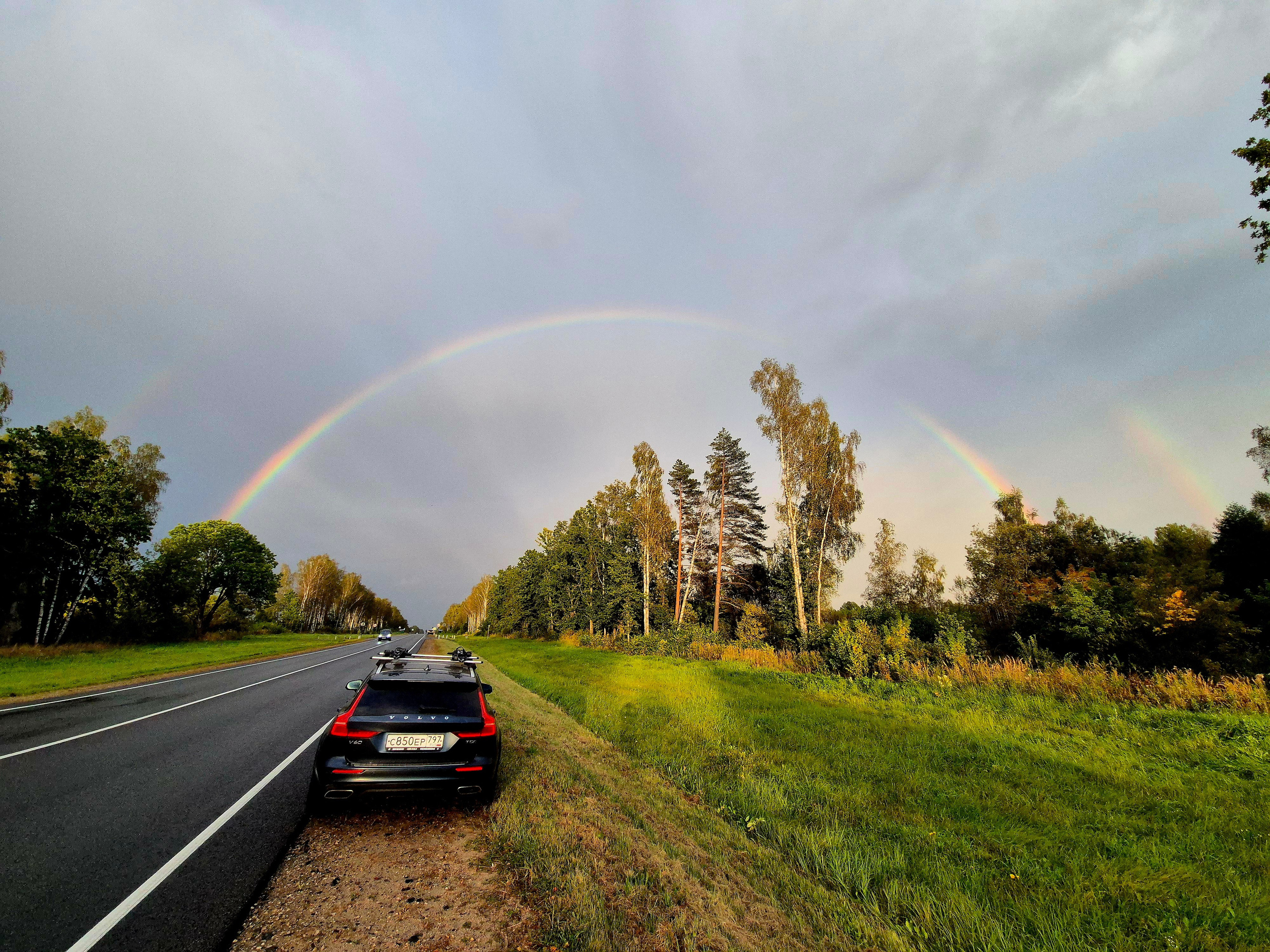 По дороге со стороны Десногорска натянуло мощную грозовую тучу