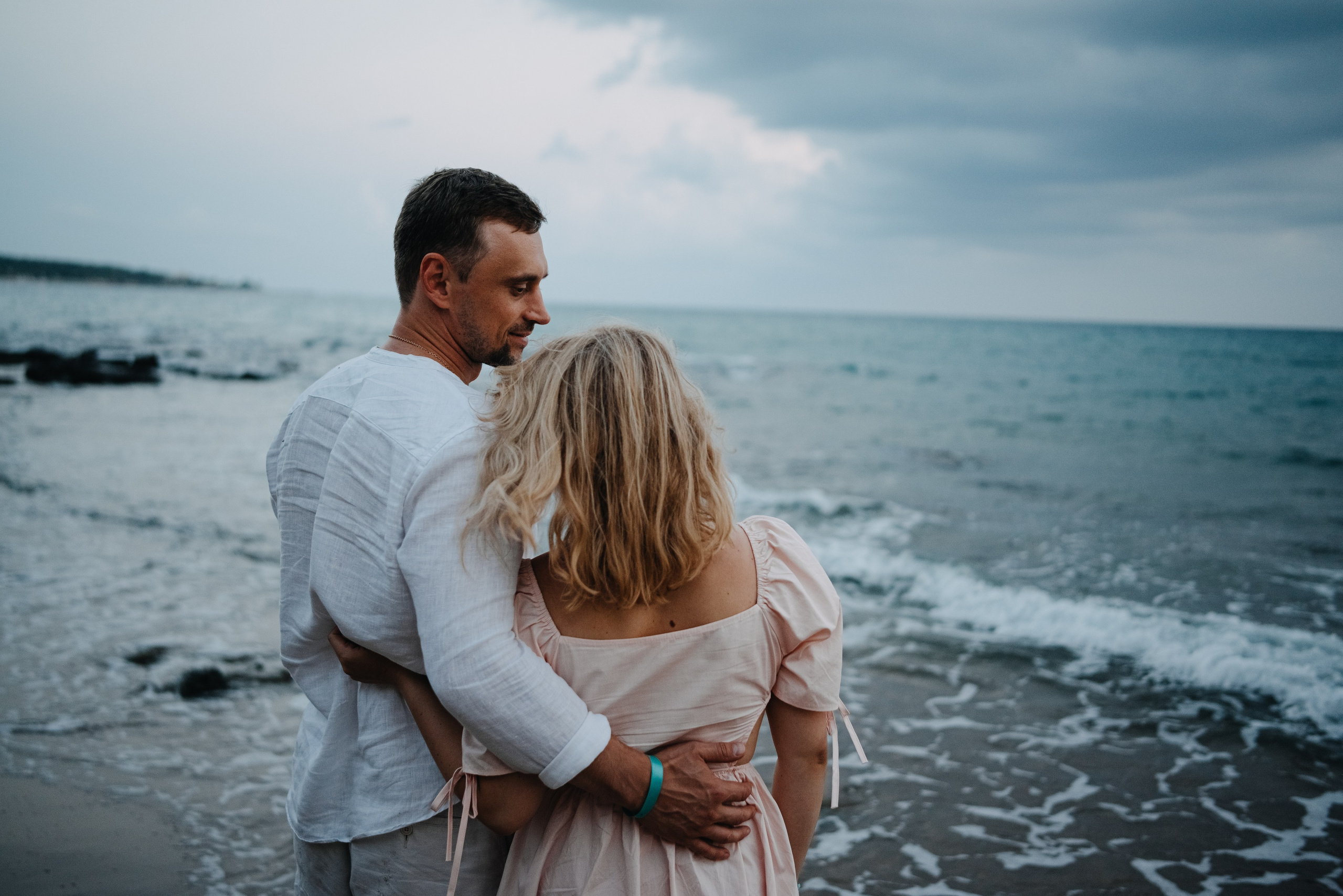 Съемка пары на море. Портретный и свадебный фотограф в Тбилиси • xeniqo