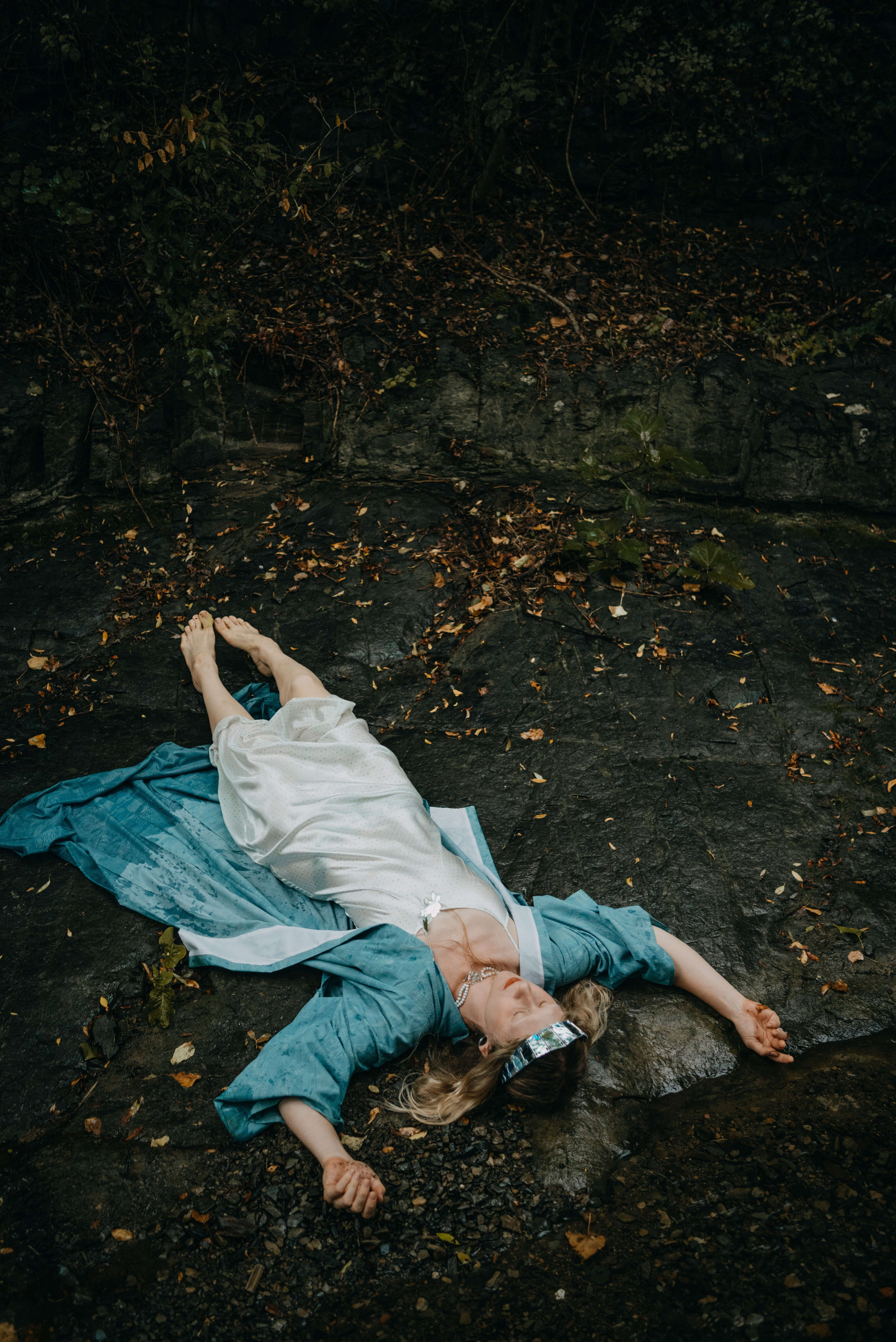 Съемка для бренда славянских украшений в лесу. Портретный и свадебный фотограф в Тбилиси • xeniqo