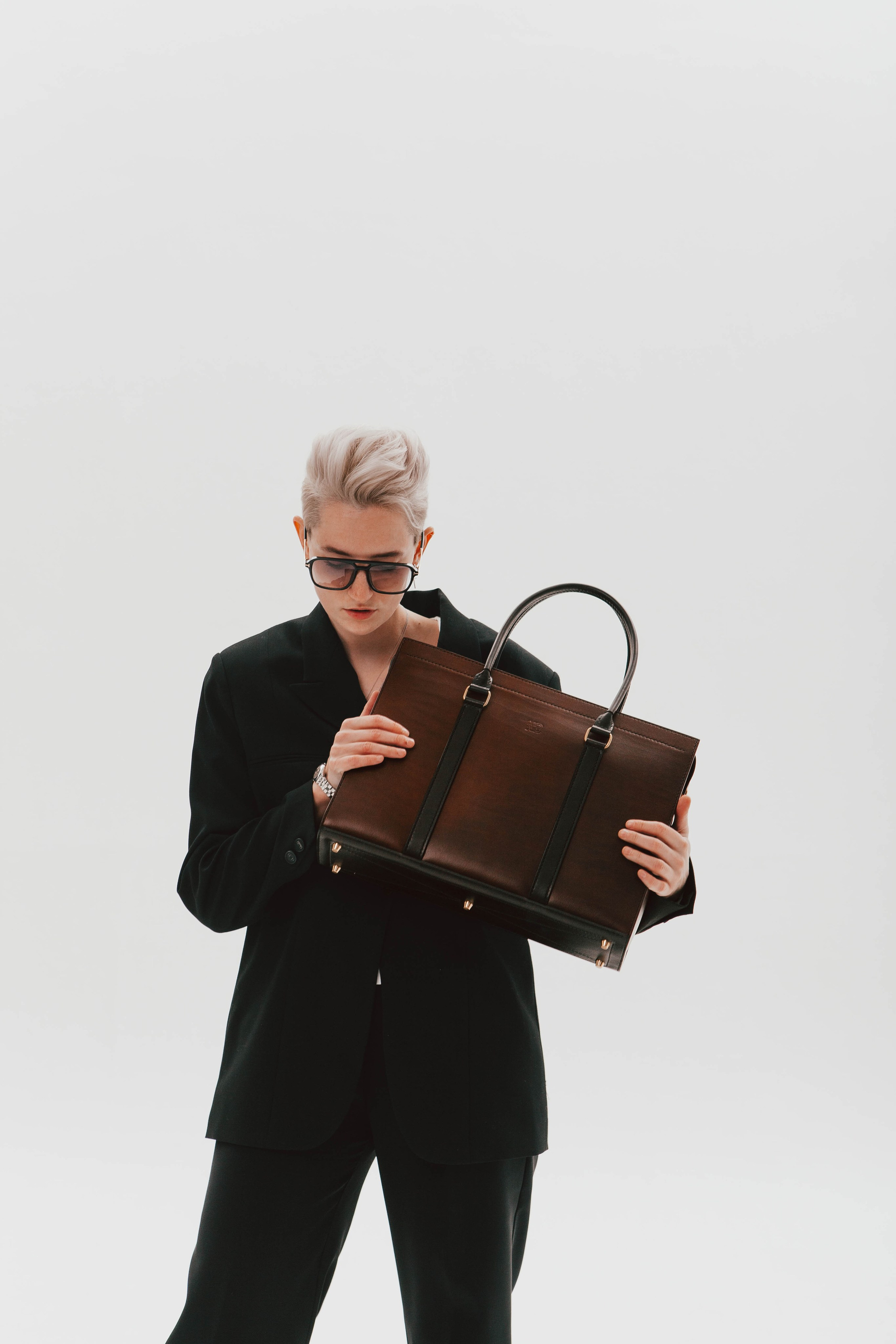 Анна Гречаная и изделие Дана Настаса 💼. Фотограф Ольга Крукле