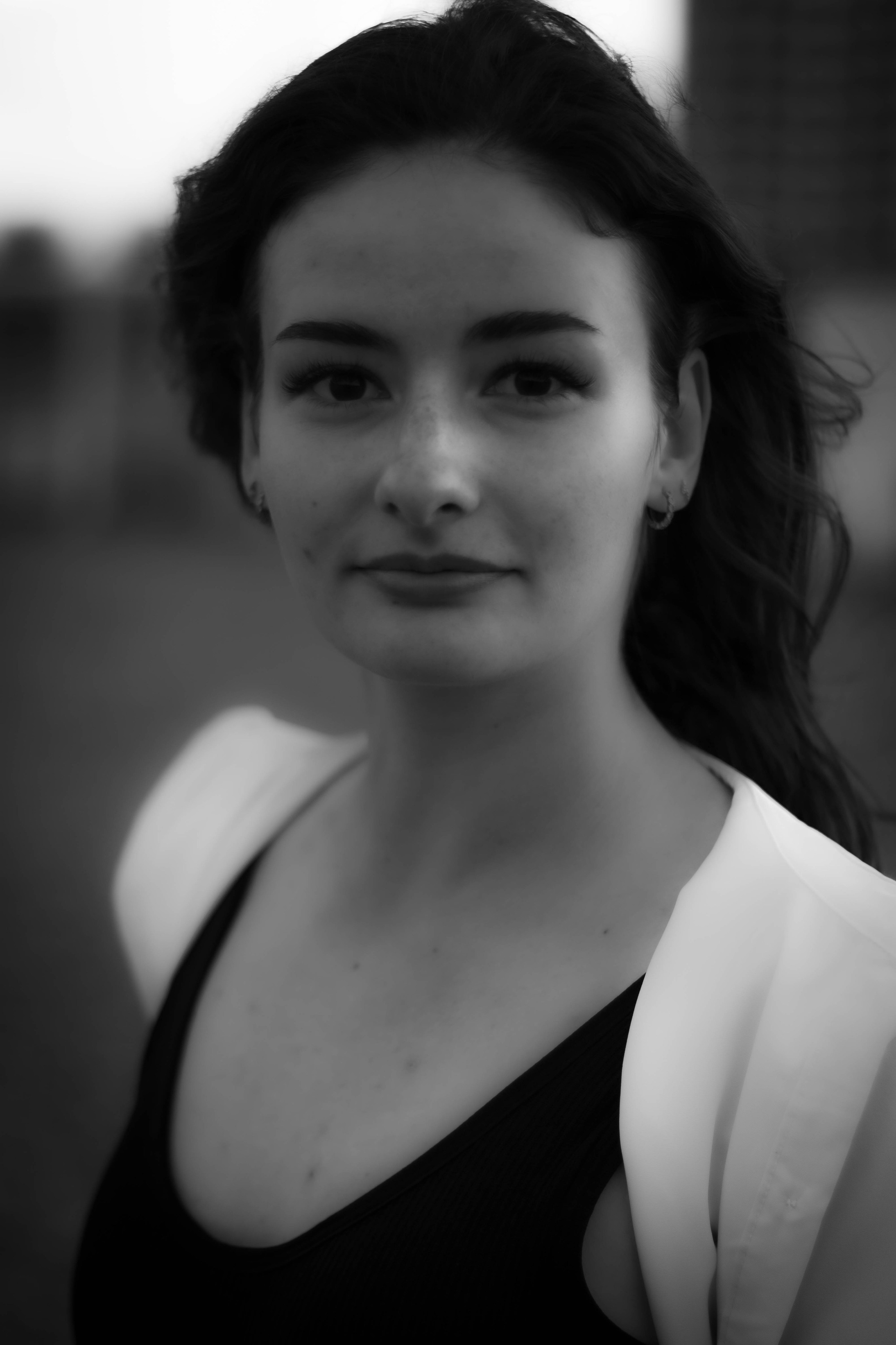 «Невесомость волн: девушка и море». Уличный фотограф Города N