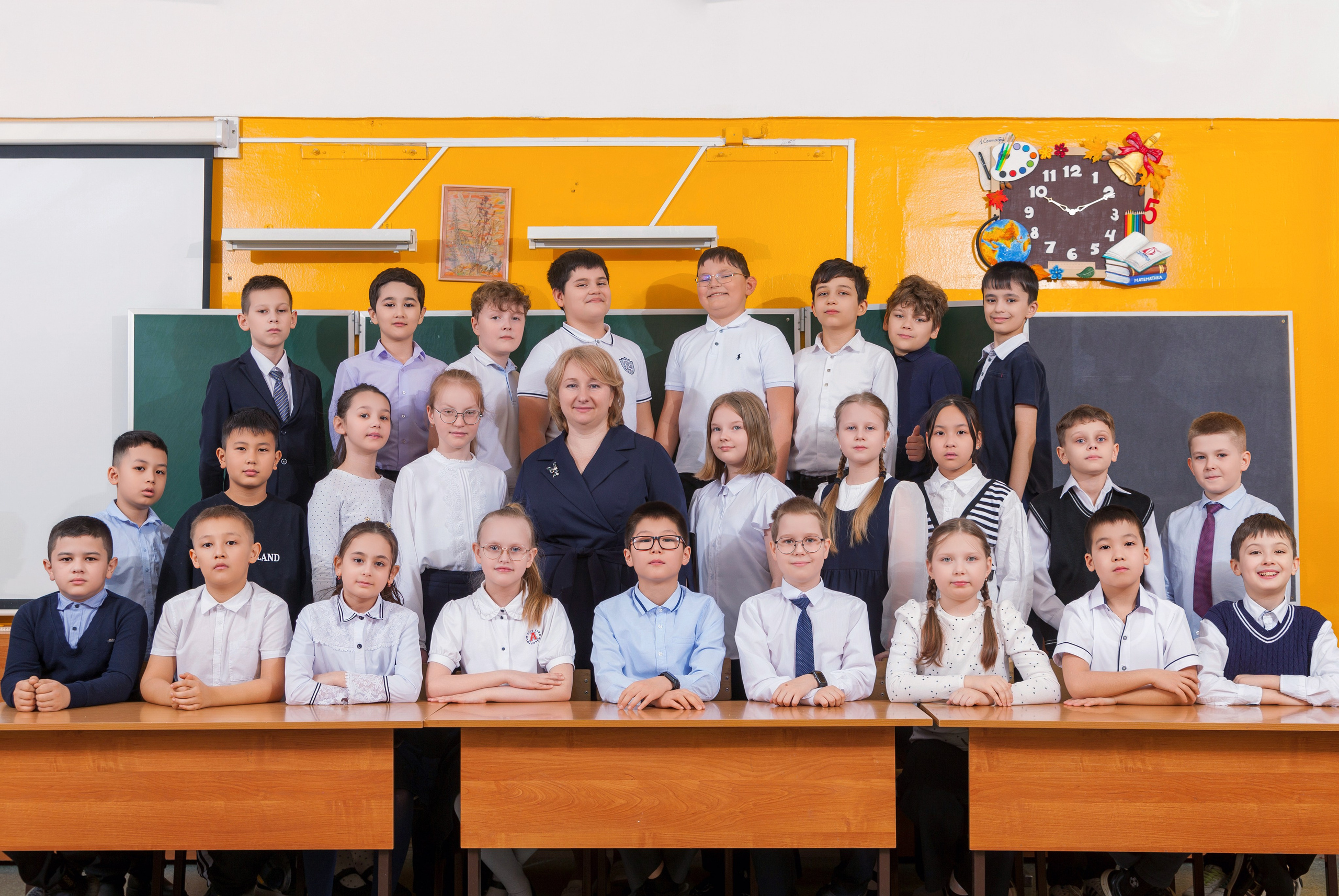 Общая фотография 11 класса снятая в школьном классе