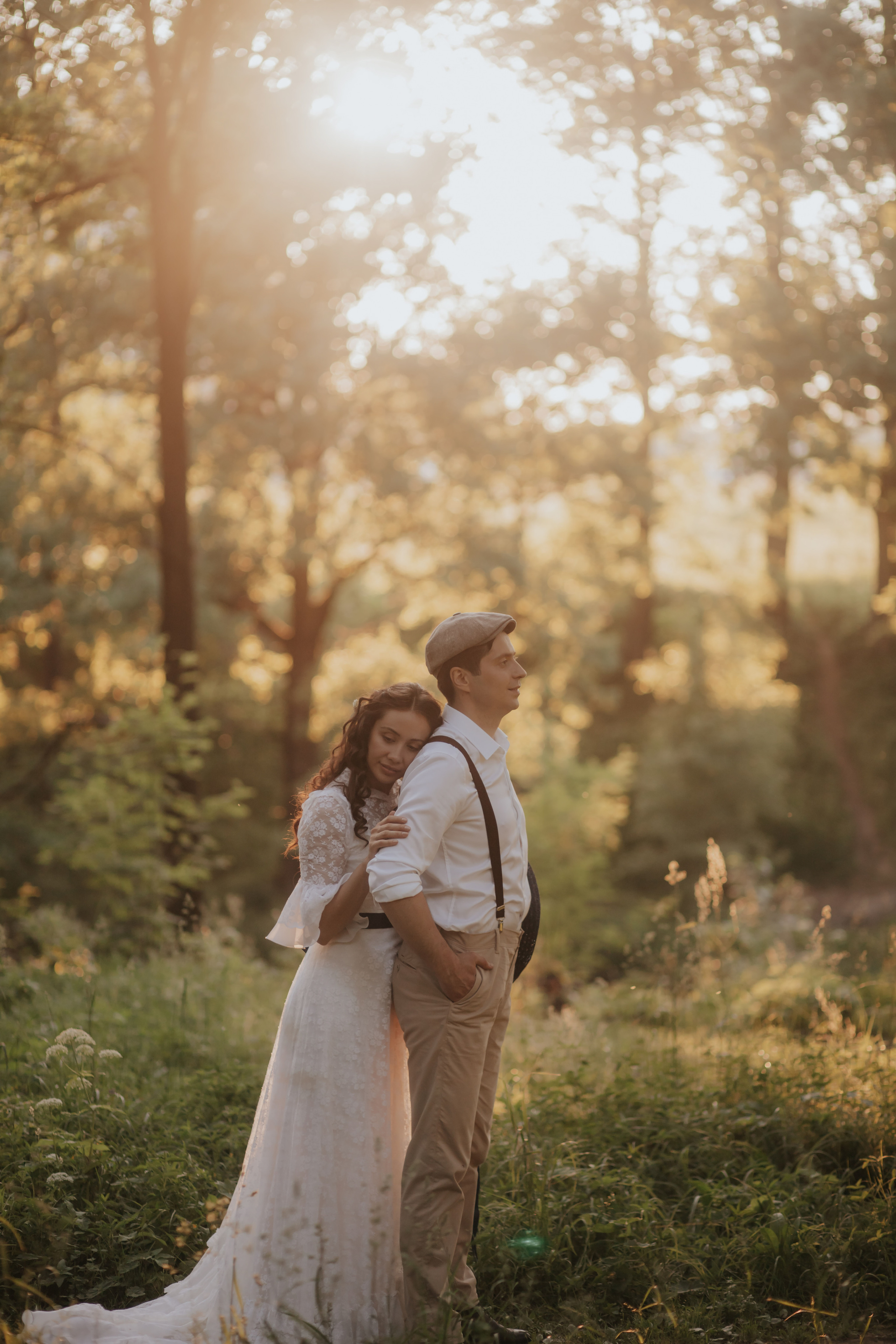 Винтажная романтическая история на природе летом на закате