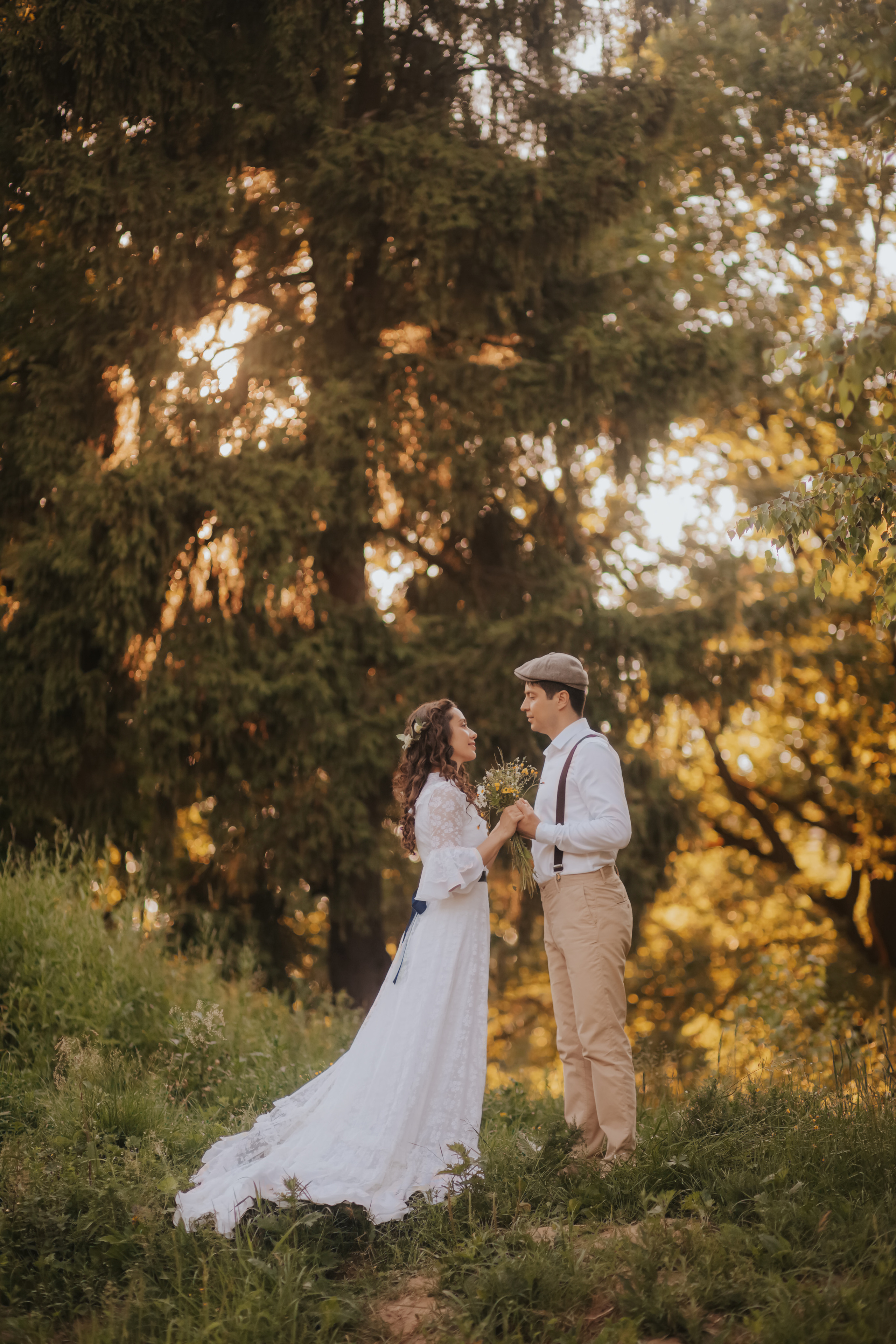 Винтажная романтическая история на природе летом на закате