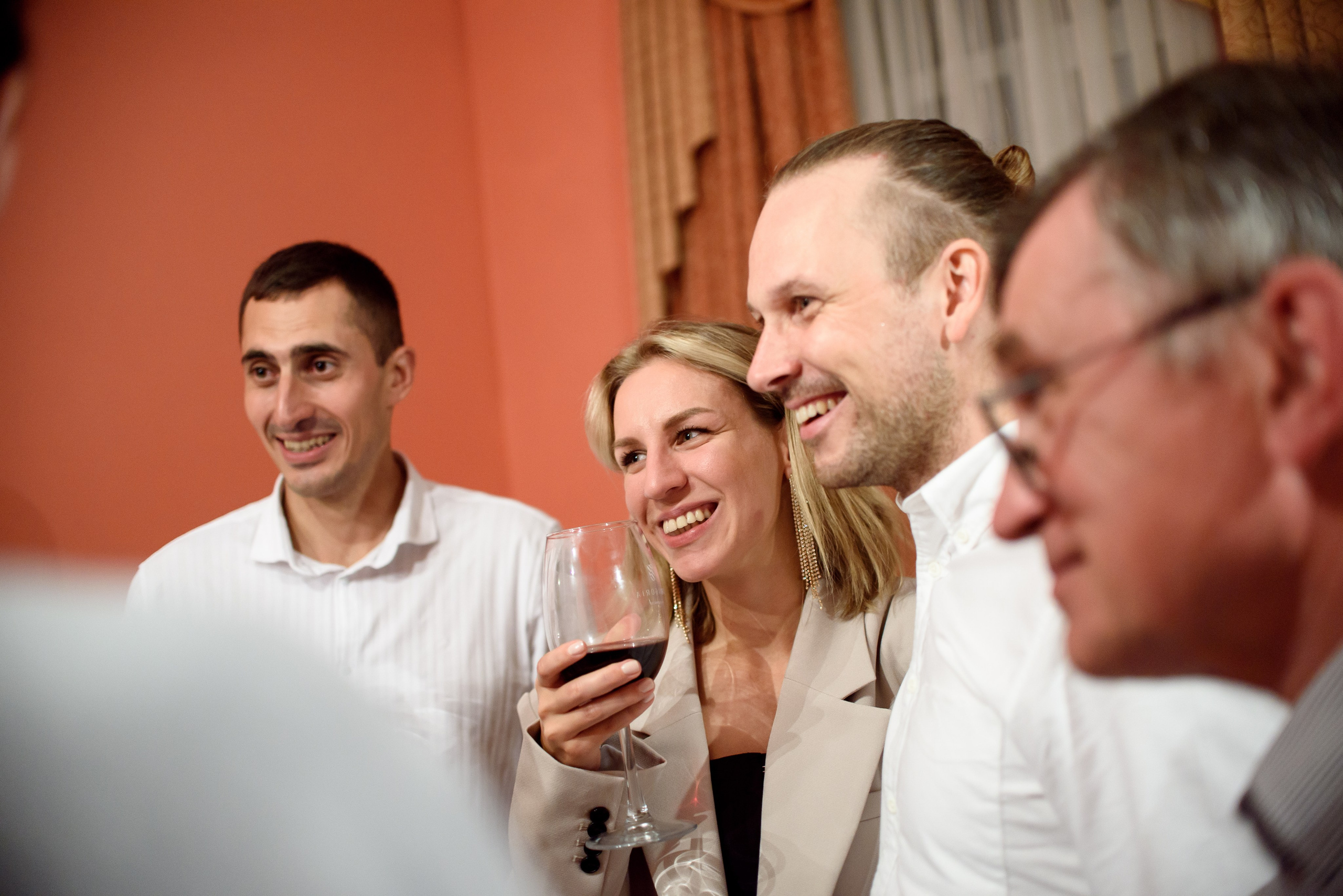 Камерная загородная свадьба в коттедже. Анастасия Петрович фотограф, фотокорреспондент в Москве и Санкт-Петербурге. Фотосъёмка репортажа, мероприятия, корпоративная съёмка, контент