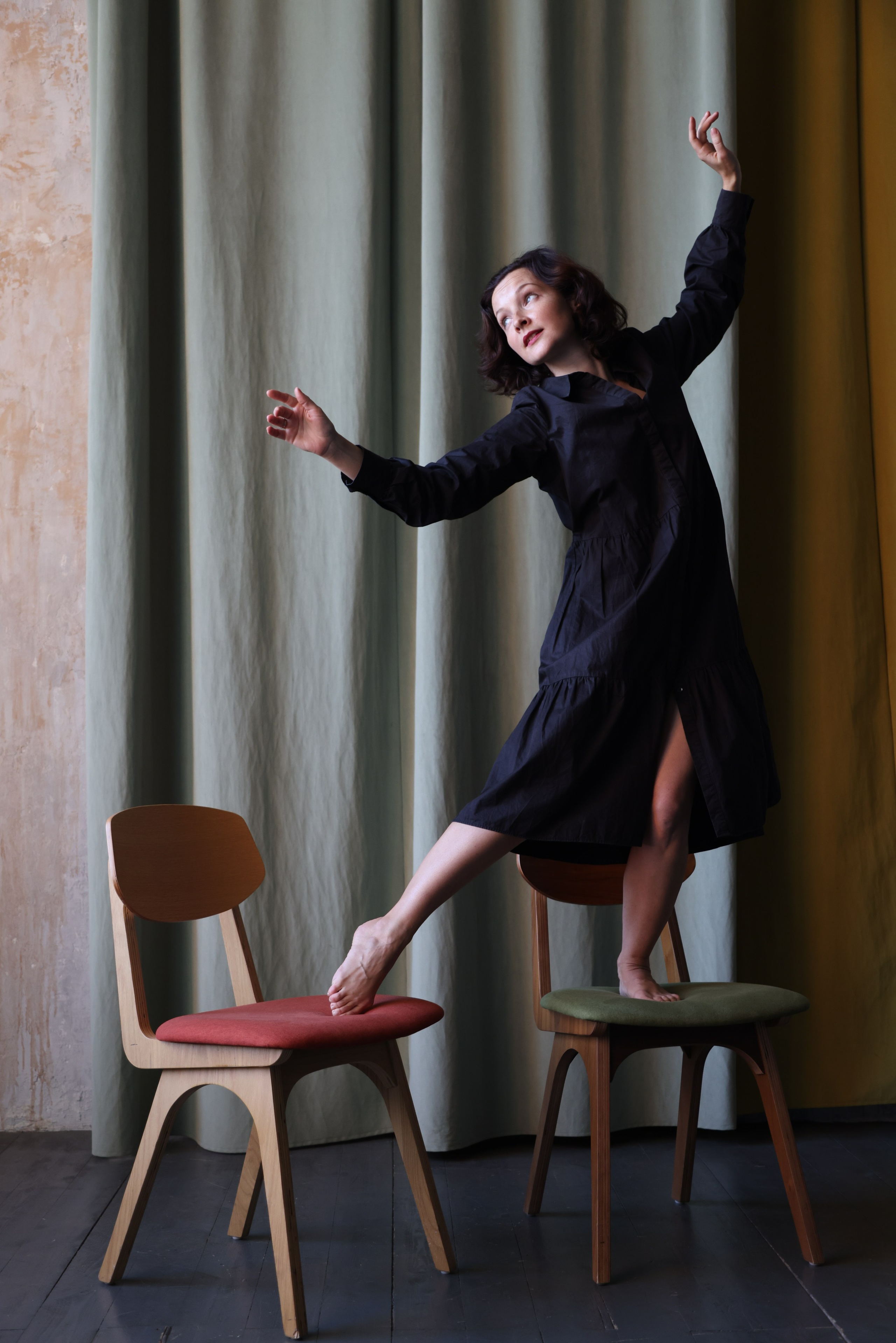 Сьемка в студии, брюнетка на темном фоне Фотограф - Мэри Маршания