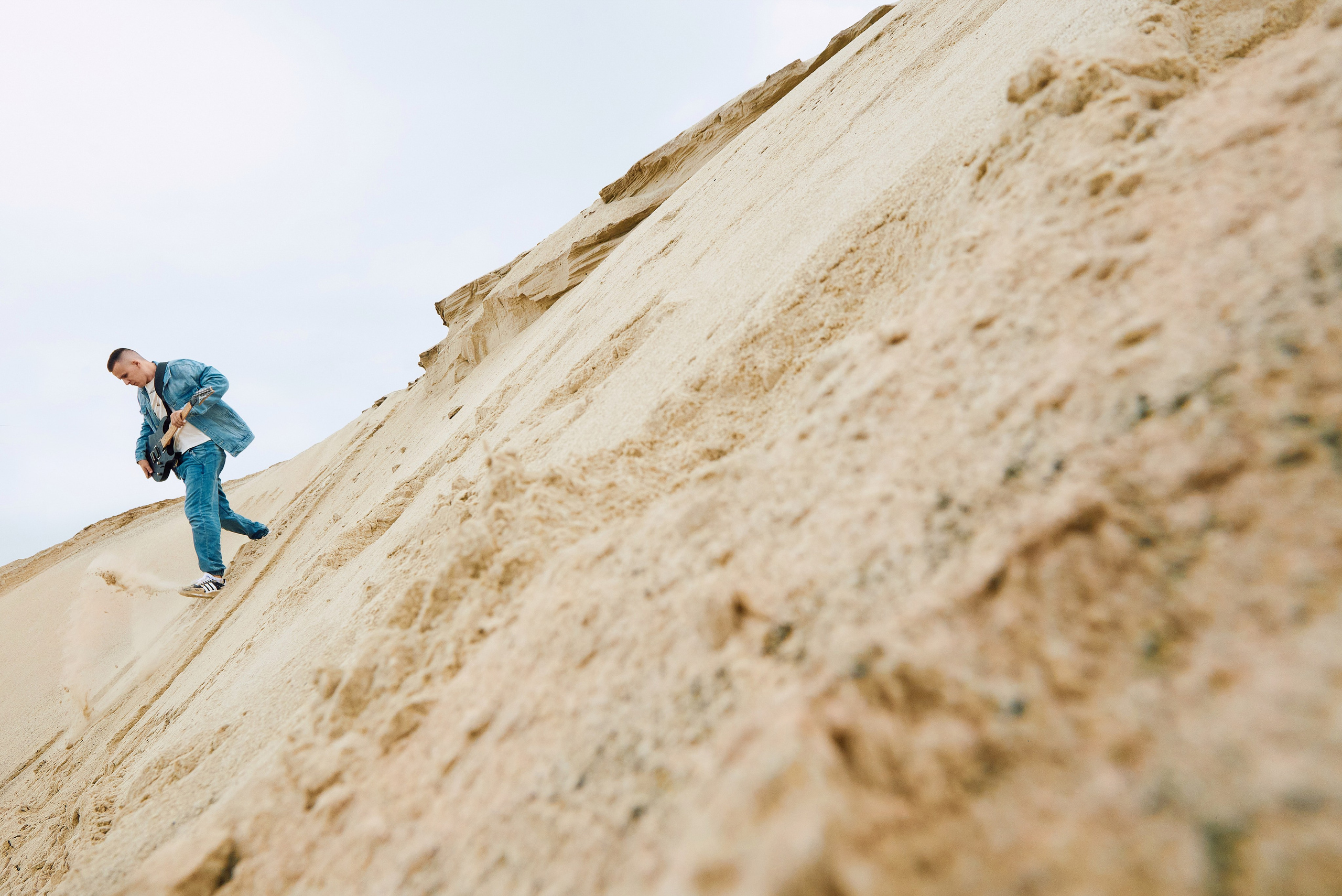Парень в пустыне. Фотосессия
