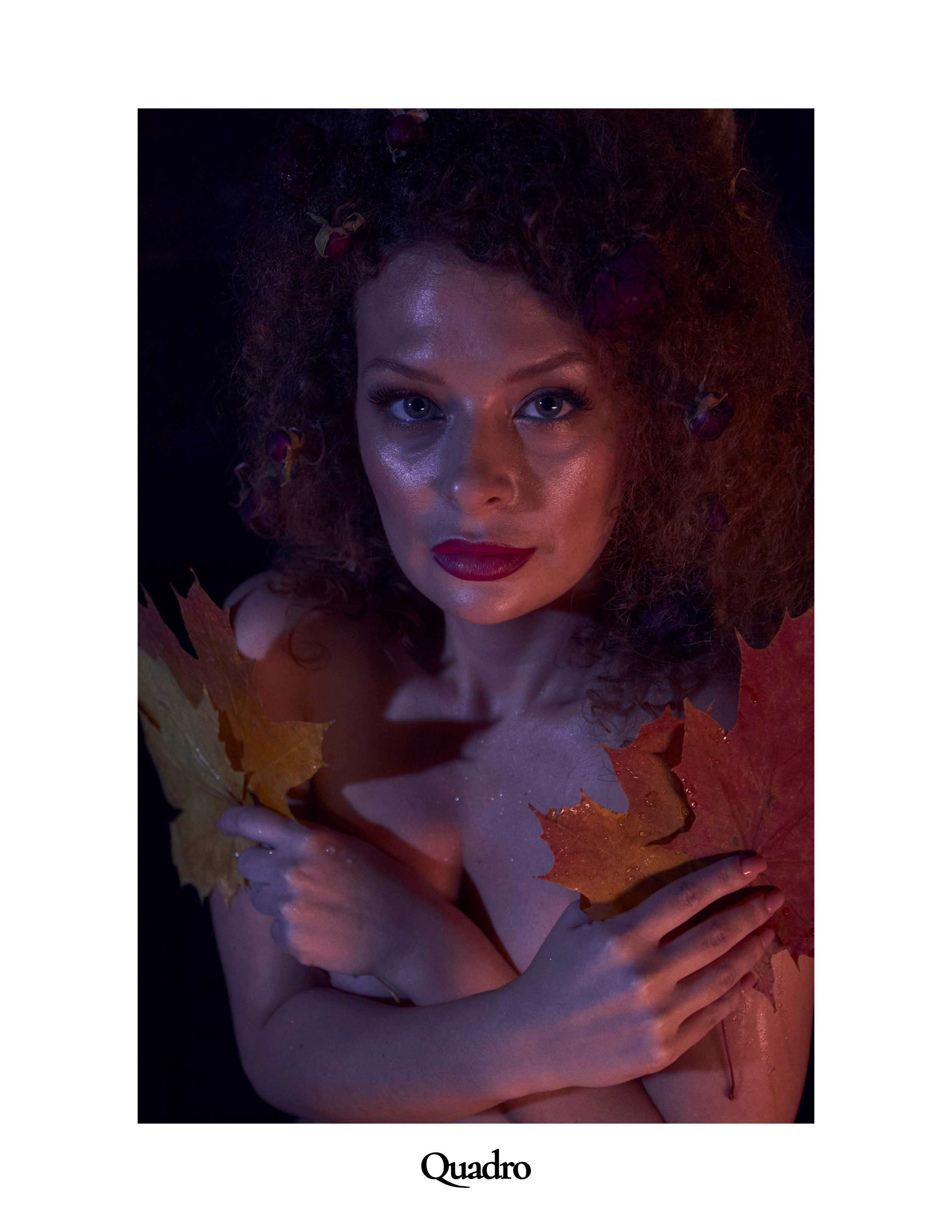 Портрет красивой девушки с кудрявыми волосами и осенними листьями в стиле ню. Публикация в итальянском журнале Quardo