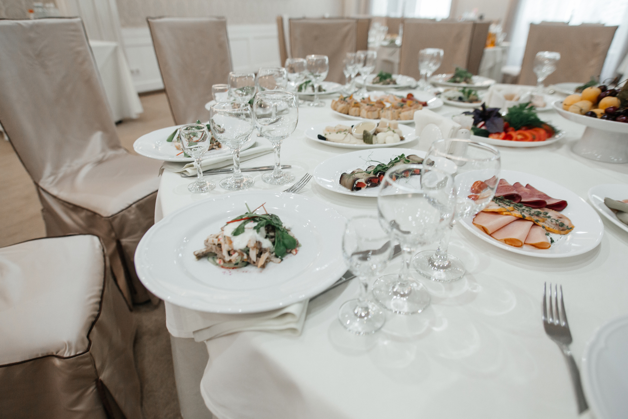 Максим и Екатерина — уютная свадьба в «Ладе». Свадебный фотограф в Оренбурге Илья Володьков