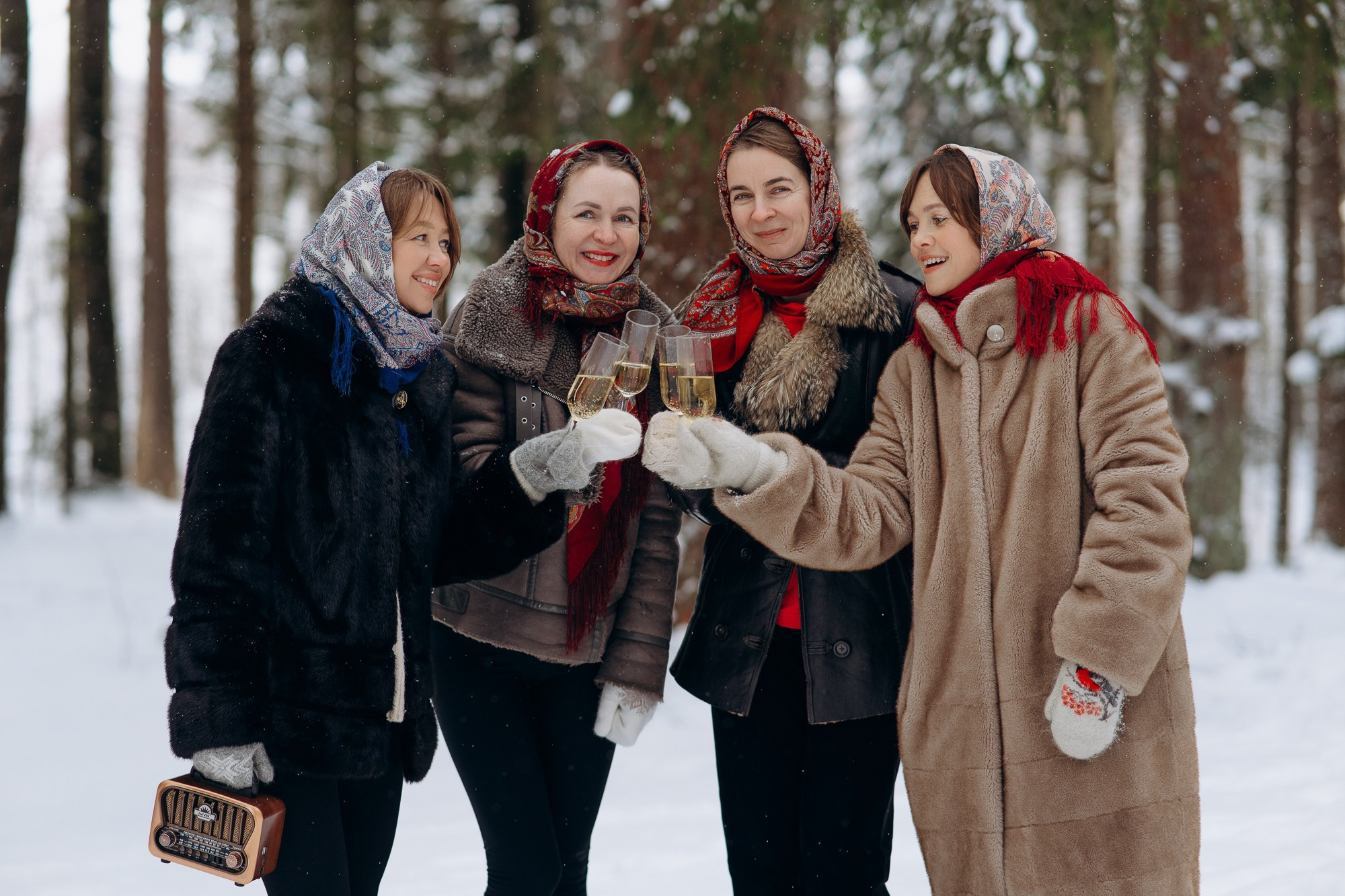 Зимняя групповая фотосессия в лесу. Свадебный и репортажный фотограф в Ярославле Евгений Сальников