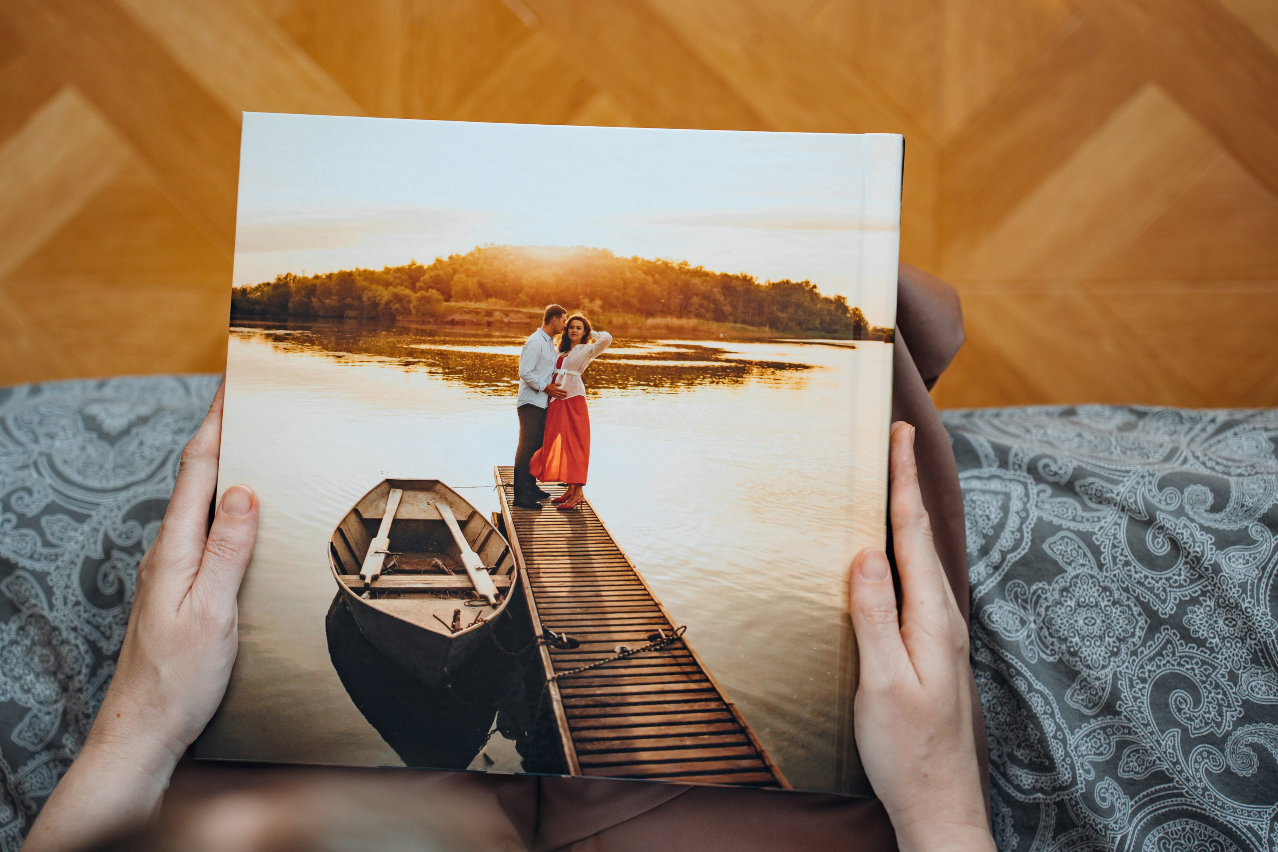 Обратная сторона фотокниги в Ростове-на-Дону | Закатное фото пары на обложке | Фотограф Андрей Сайфутдинов