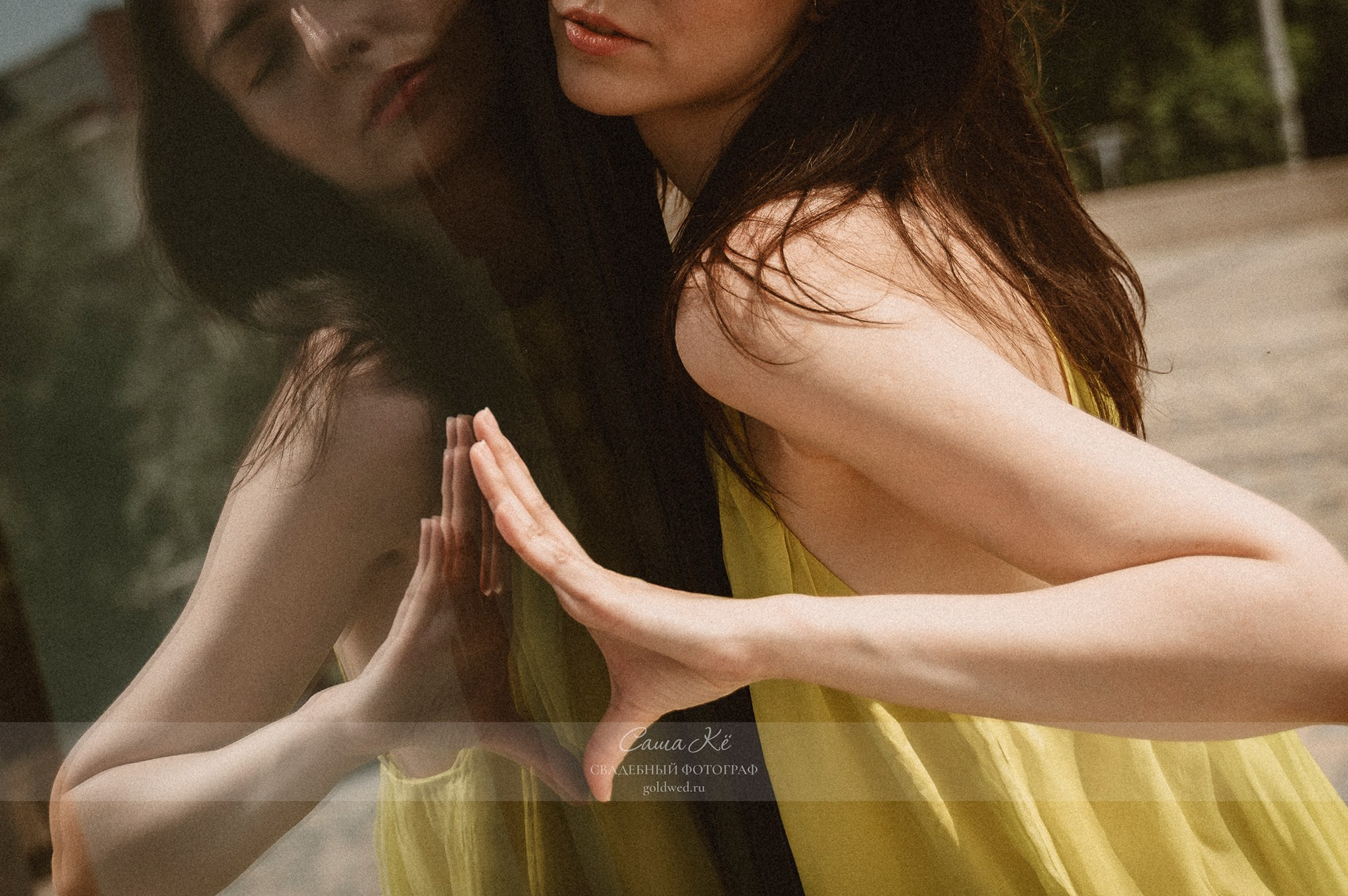 Fashion съёмка с акцентом на эмоции, стильная фотосессия, прогулка и нежность композиции. Профессиональный фотограф Новосибирск Саша Кё.