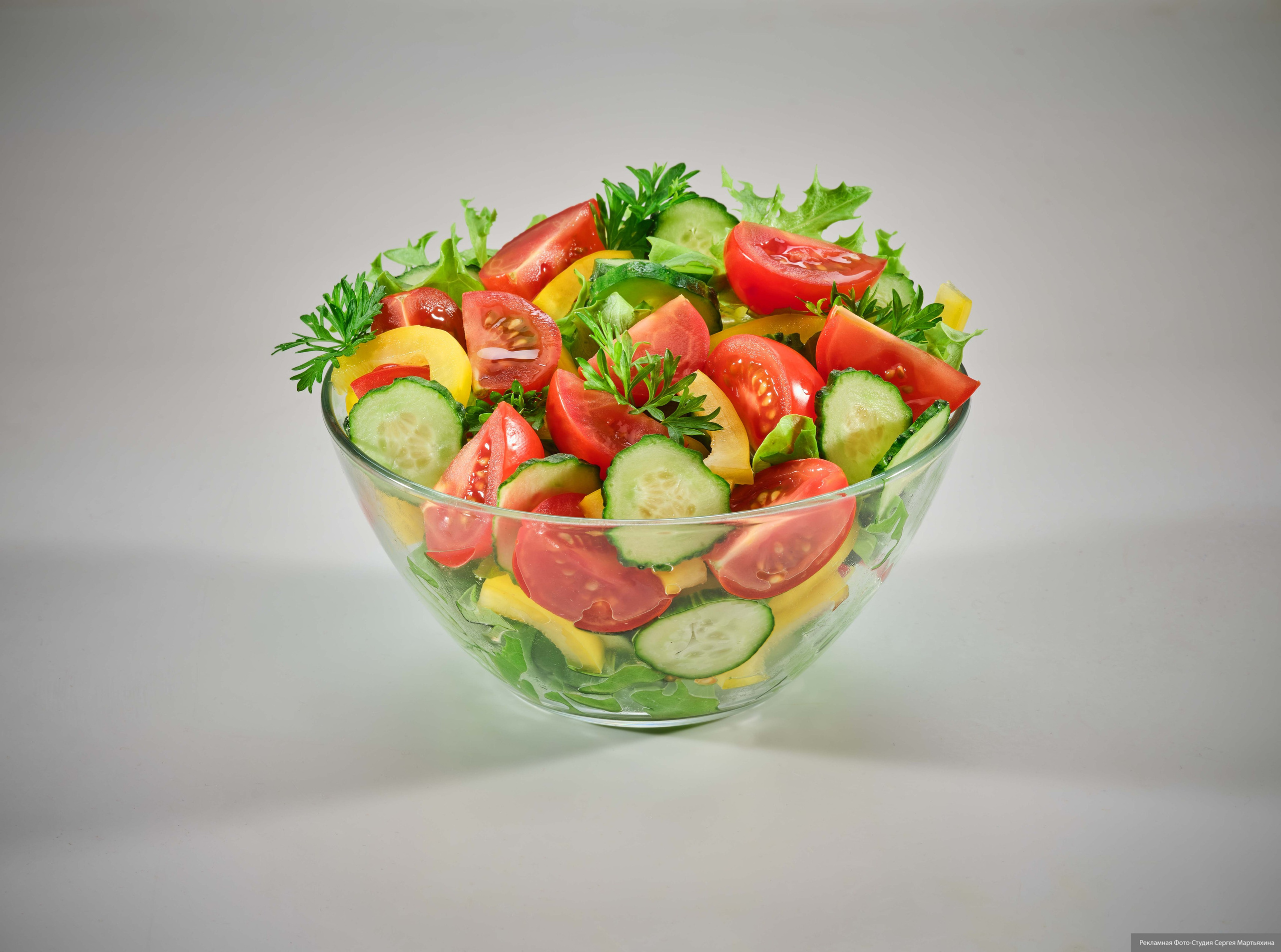 Фудстайлинг свежего салата для упаковки