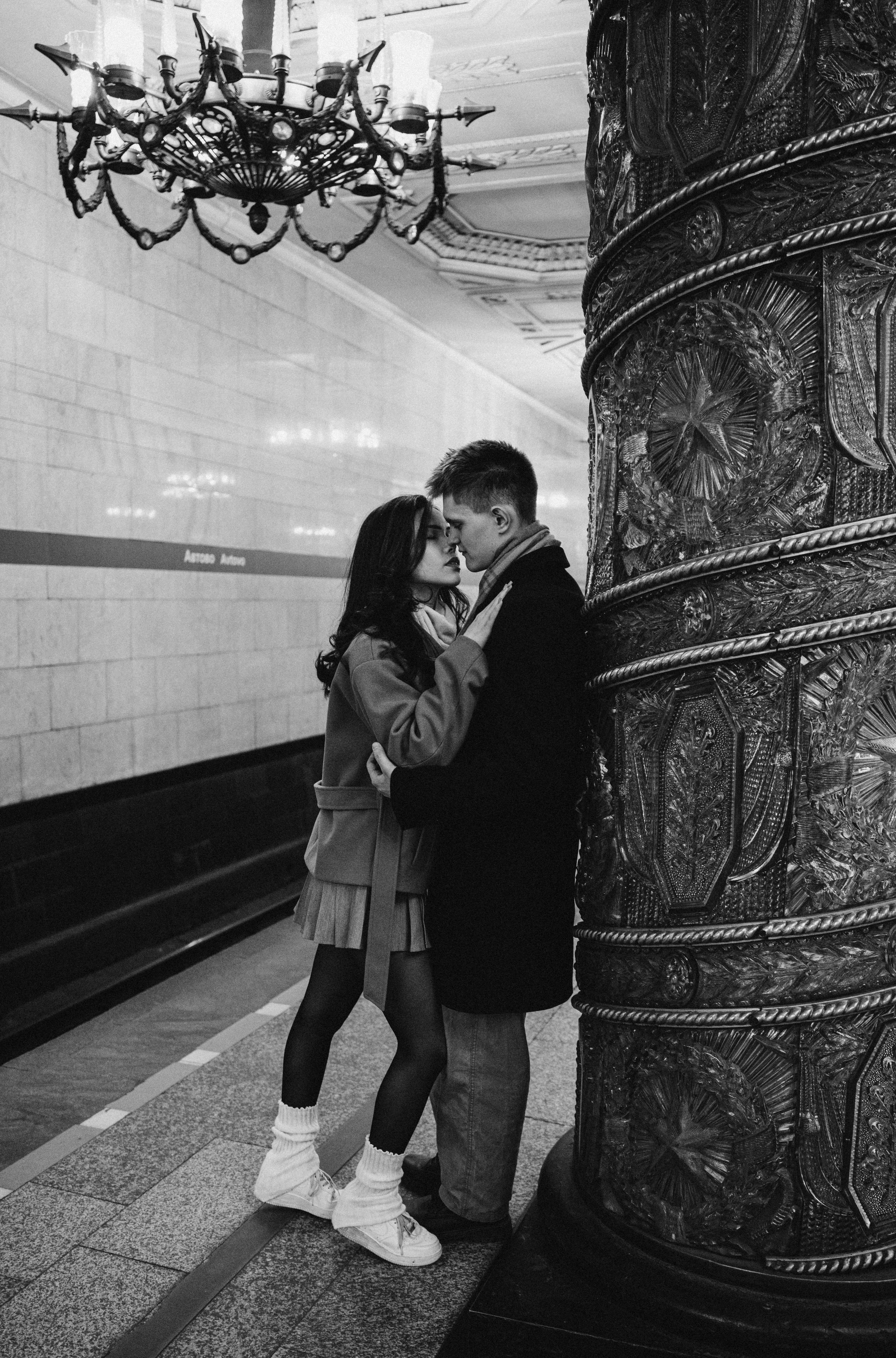 Парная фотосессия в Санкт-Петербурге. Фотосессия лавстори СПб. Федосова Елизавета - фотограф Санкт-Петербург. Свадебный фотограф СПб. Живые кадры. Фотосессия в метро. 