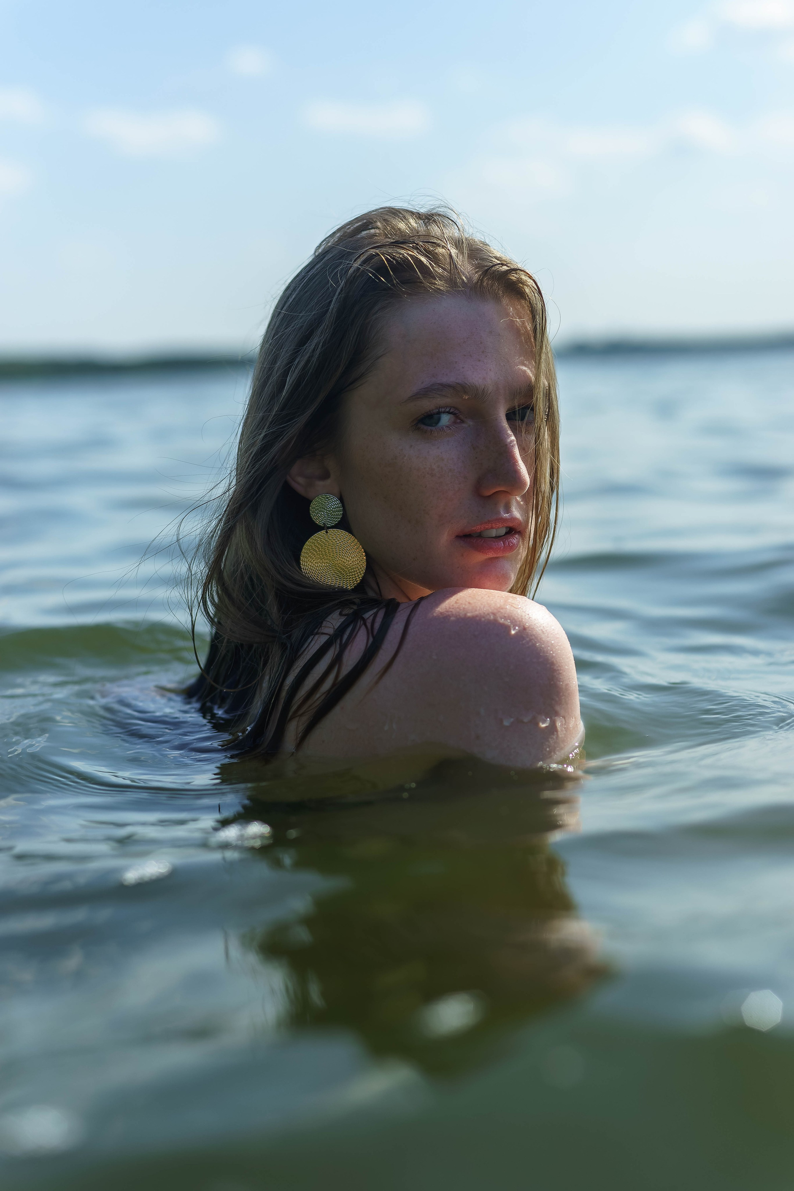 Фотосессия в яркий солнечный день на берегу .Екатеринбург. Автор фотограф: Додров. Ph: dodrov.