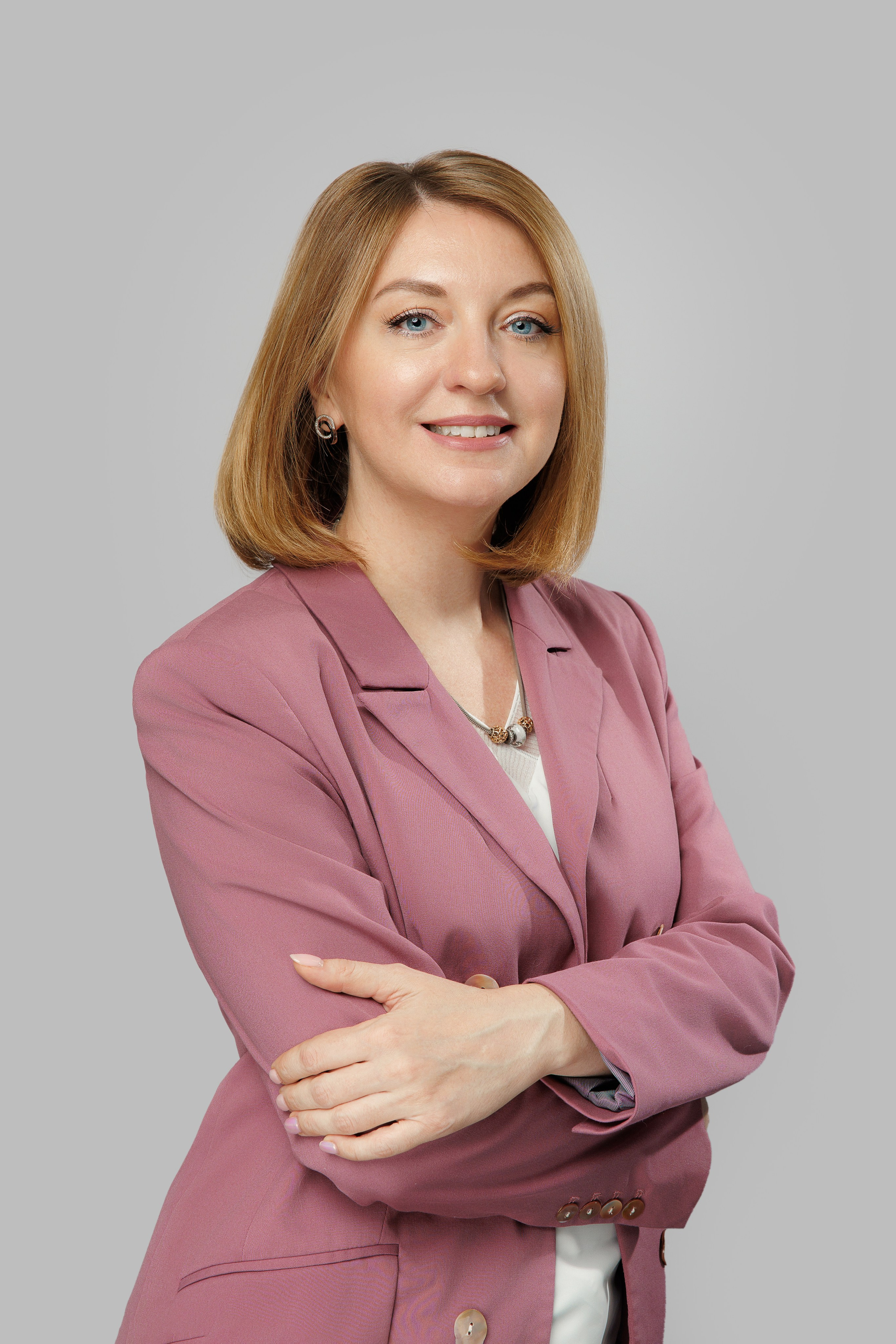 Портрет девушки в пиджаке на сером фоне