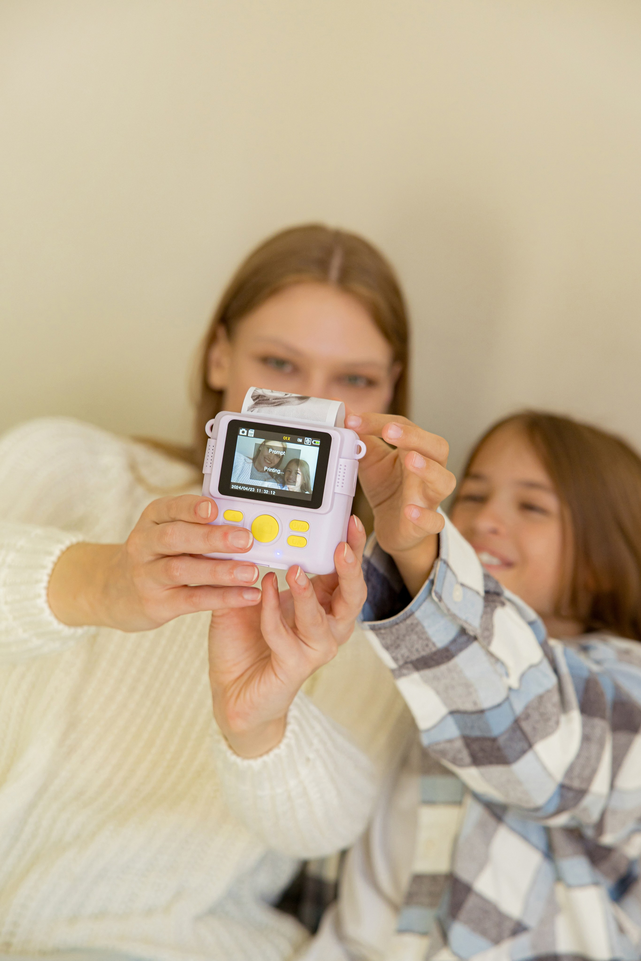 Девушки фотографируют себя на фотоаппарат моментальной печати