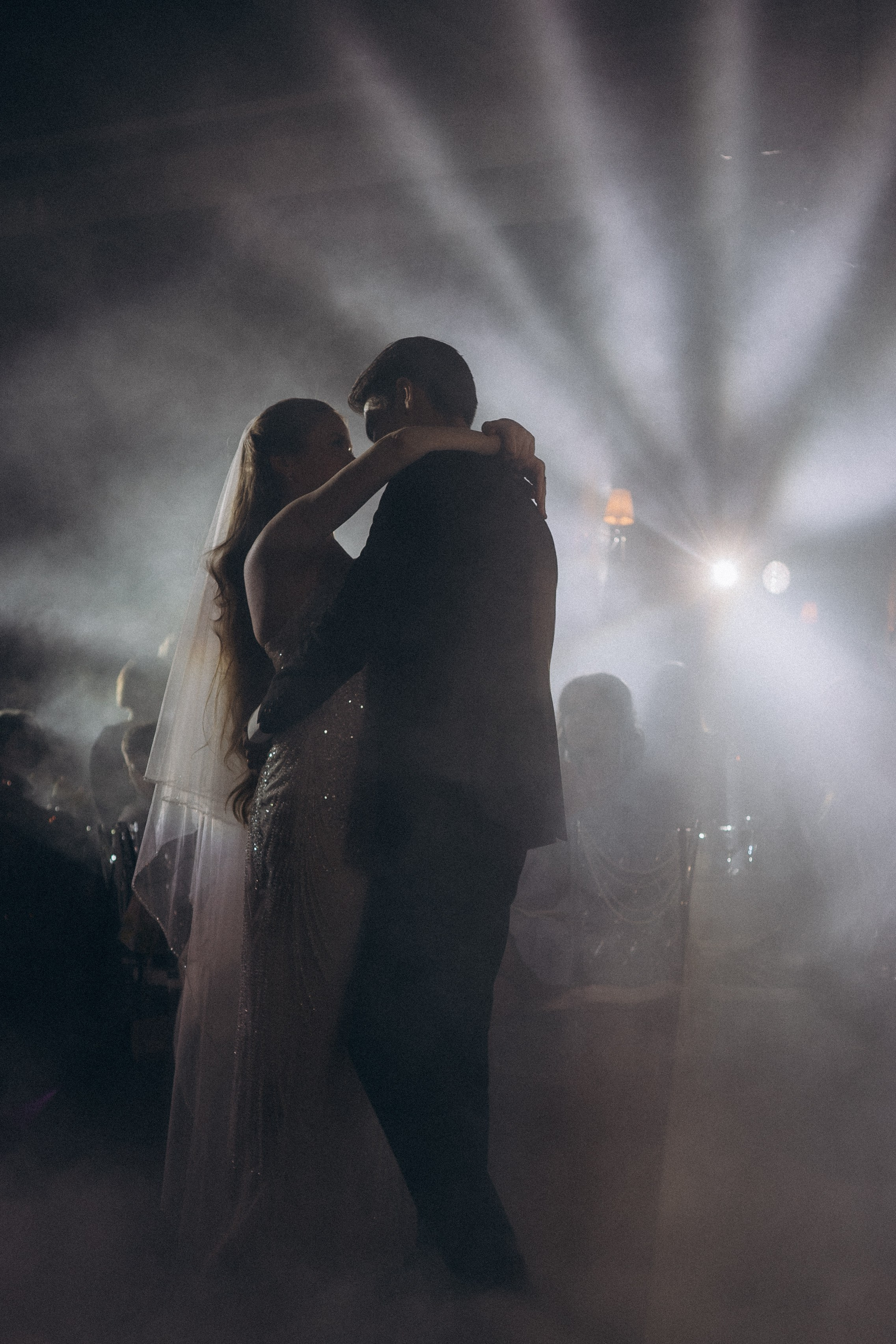 ПЕРВЫЙ ТАНЕЦ МОЛОДЫХ НА БАНКЕТЕ. ТРОГАТЕЛЬНЫЙ МОМЕНТ (СНЯТО В СИБИРЕ В НИЖНЕВАРТОВСКЕ). Профессиональный фотограф, Санкт-Петербург — Виктория Богомолова