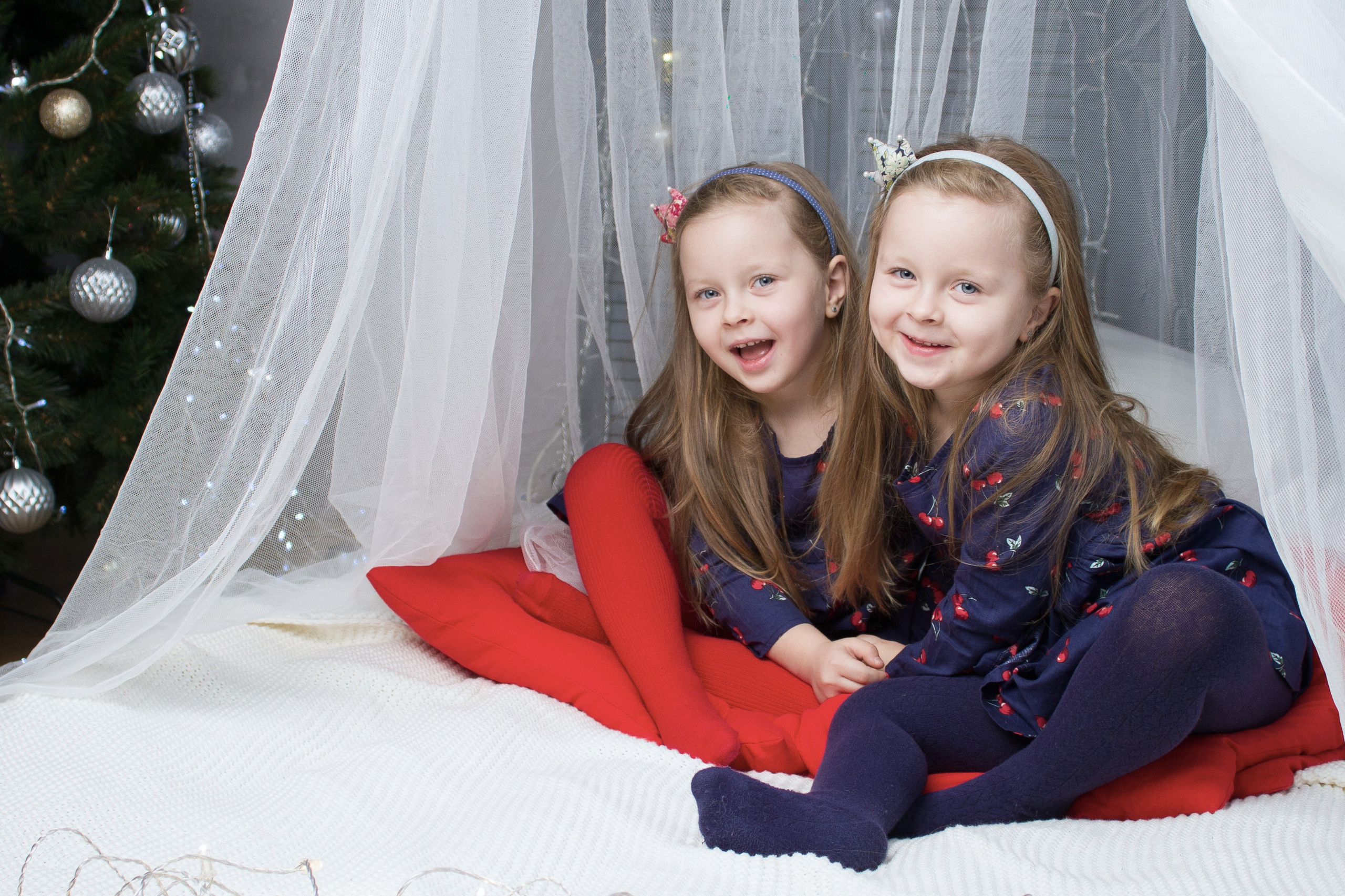 Фотосессия близняшек в студии. Школьные выпускные альбомы в Москве Марина Николаева