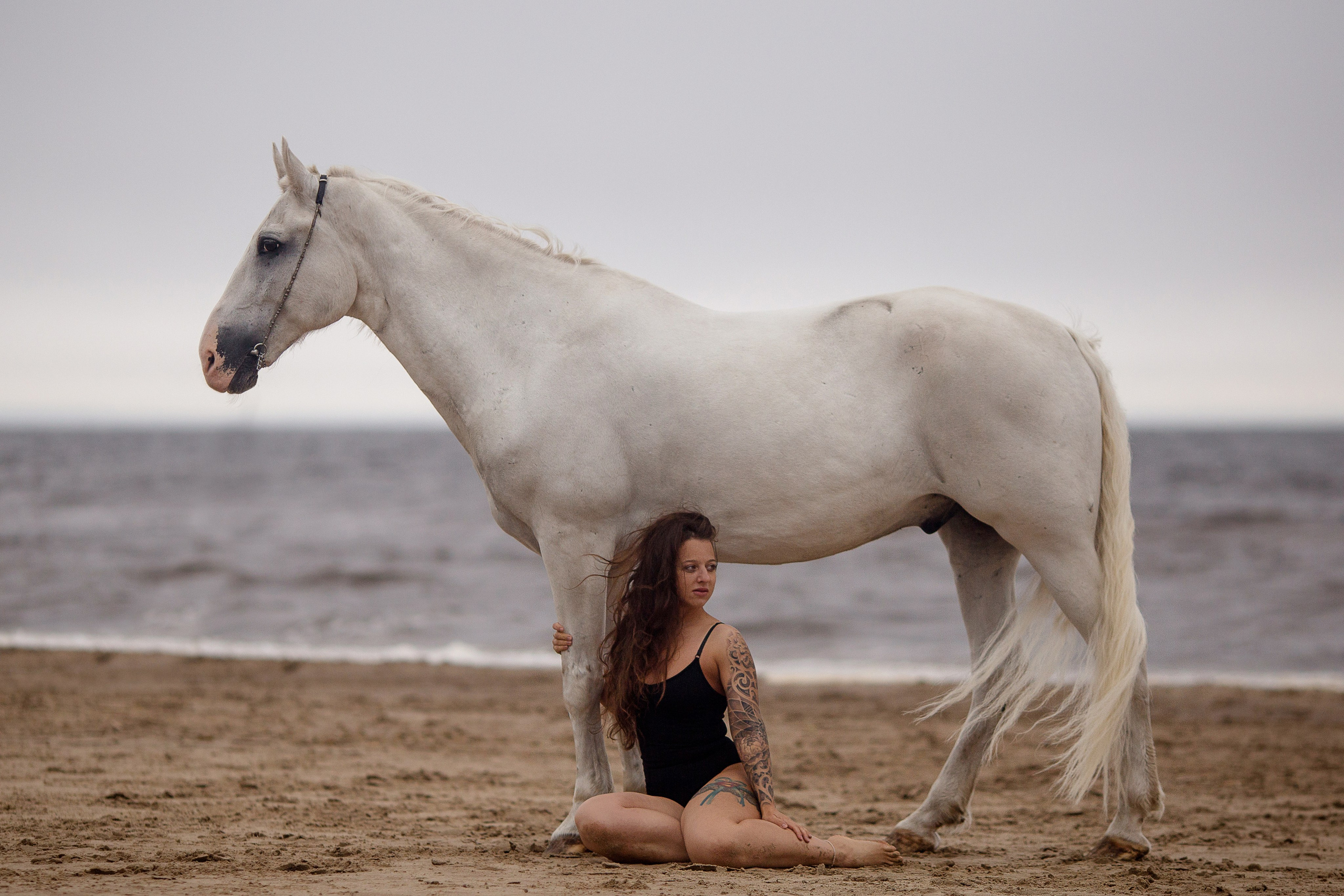 Фотосессия с лошадью в купальнике