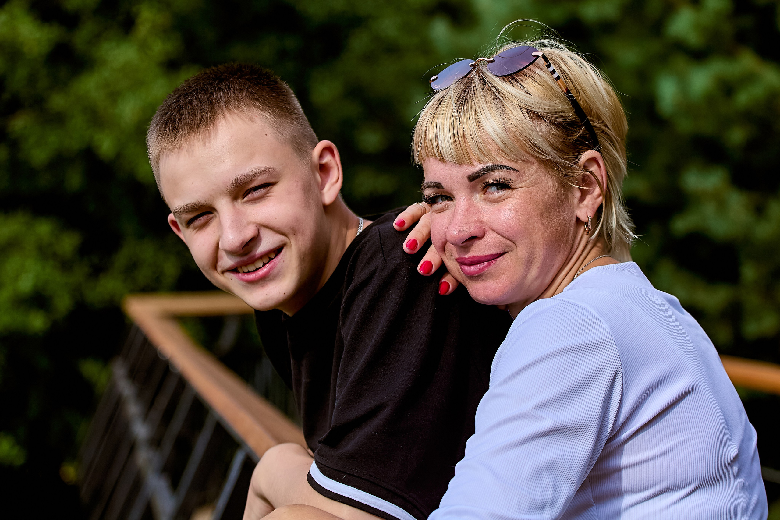 Семейная прогулка летом на озере