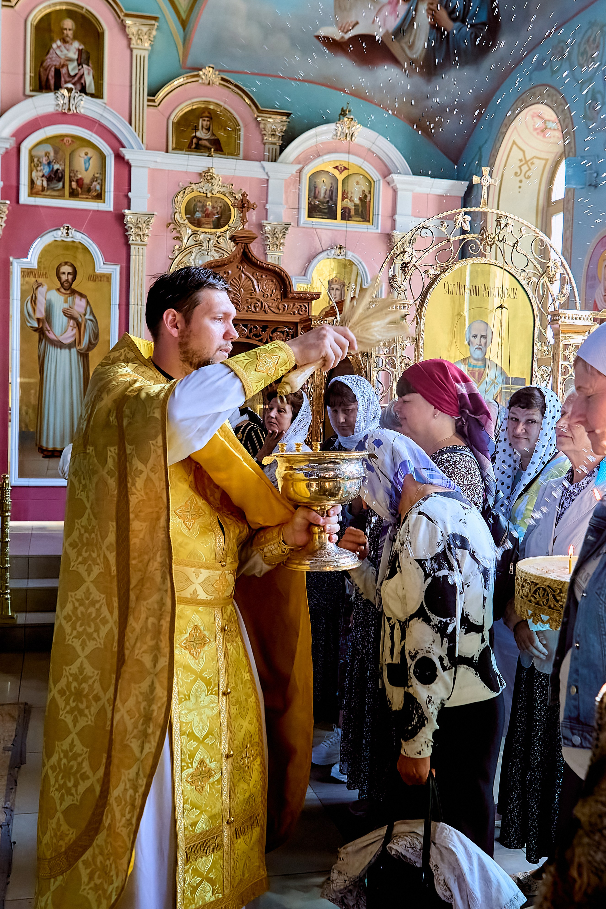 Фотографии в храме в воскресение на богослужении
