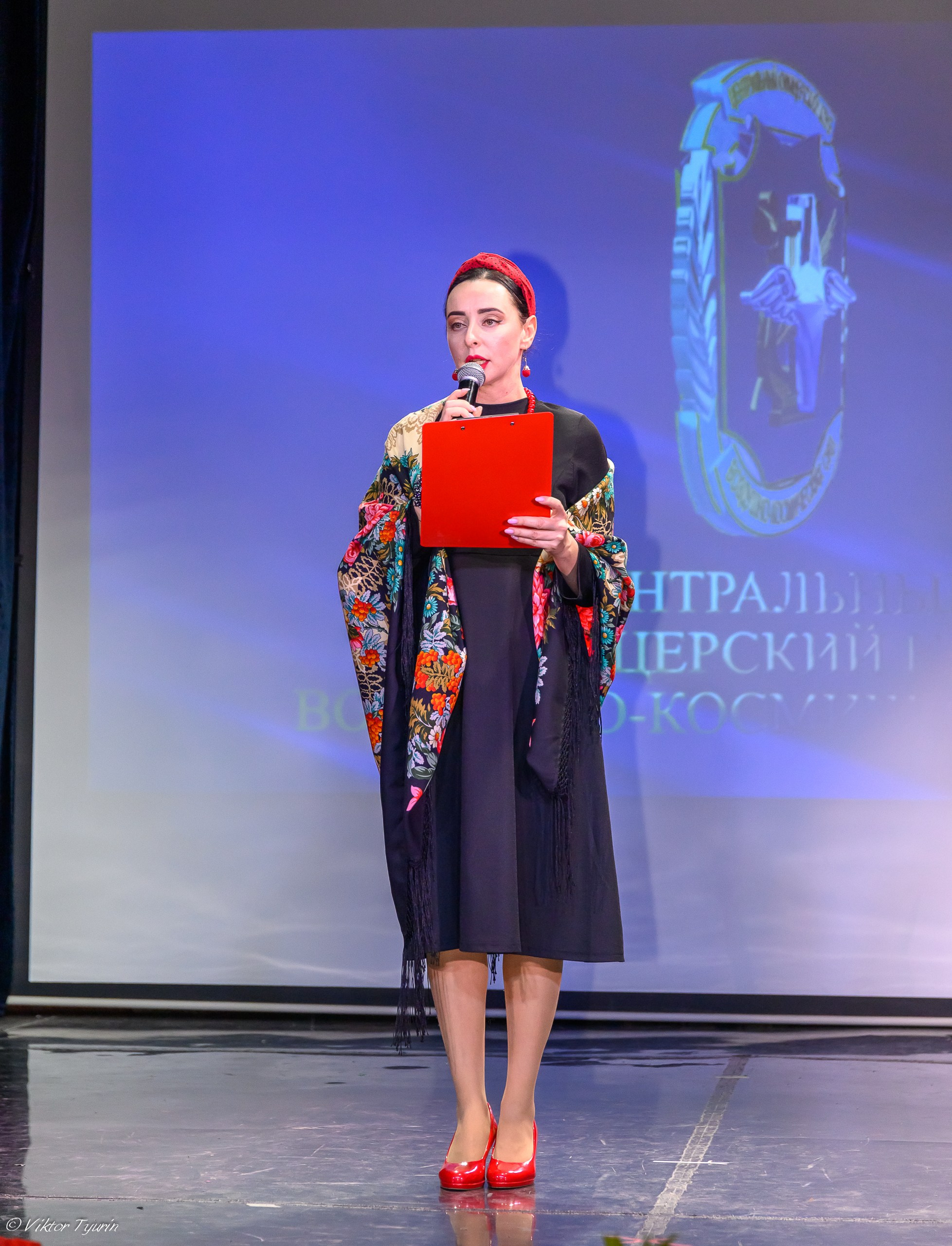 Показ в Центральном офицерском клубе ВКС, 2024. Коллекционер и искусствовед Олеся Ястребова