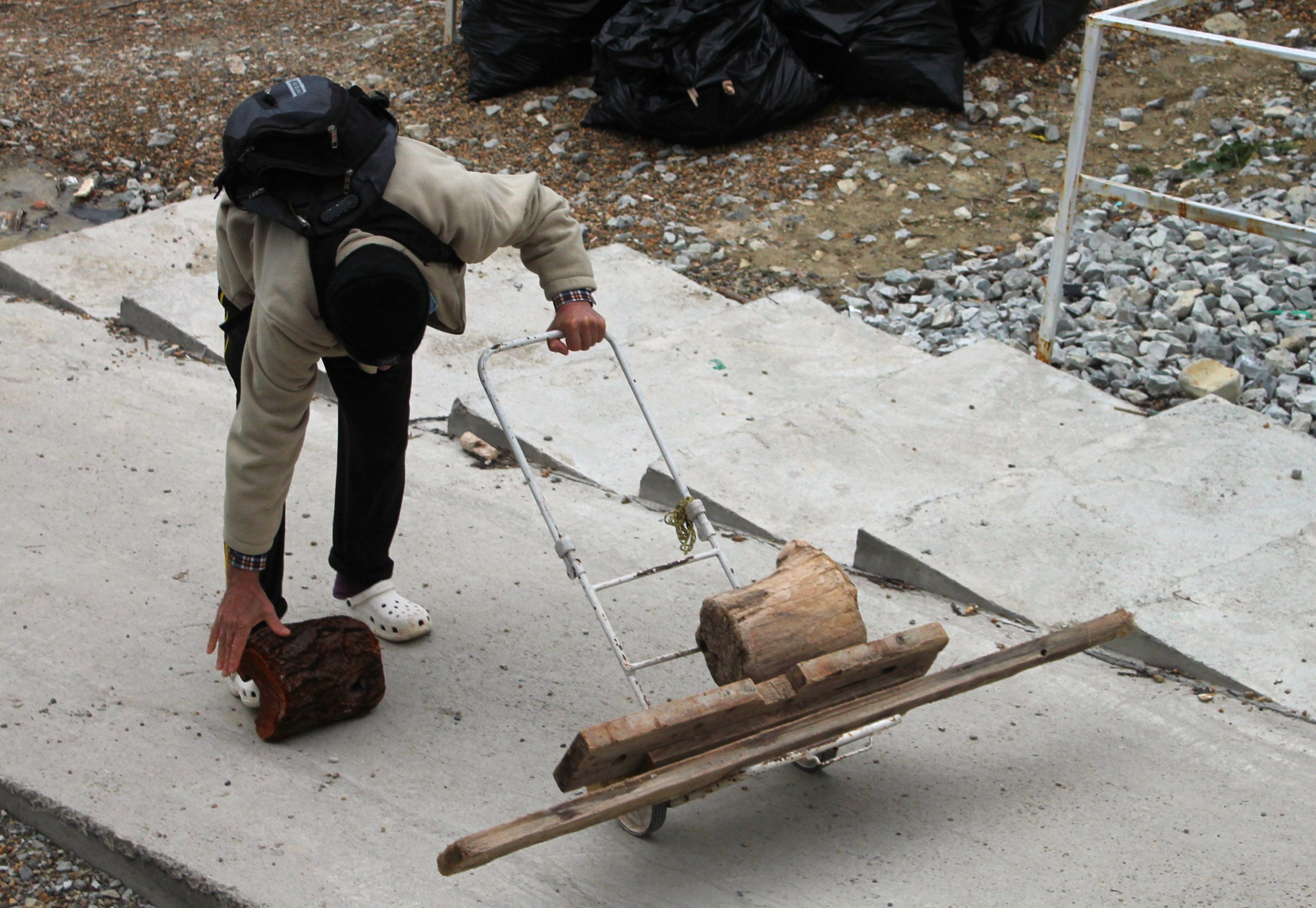 Мужчина собирает деревяшки после шторма в Голубой бухте города Геленджик 2026