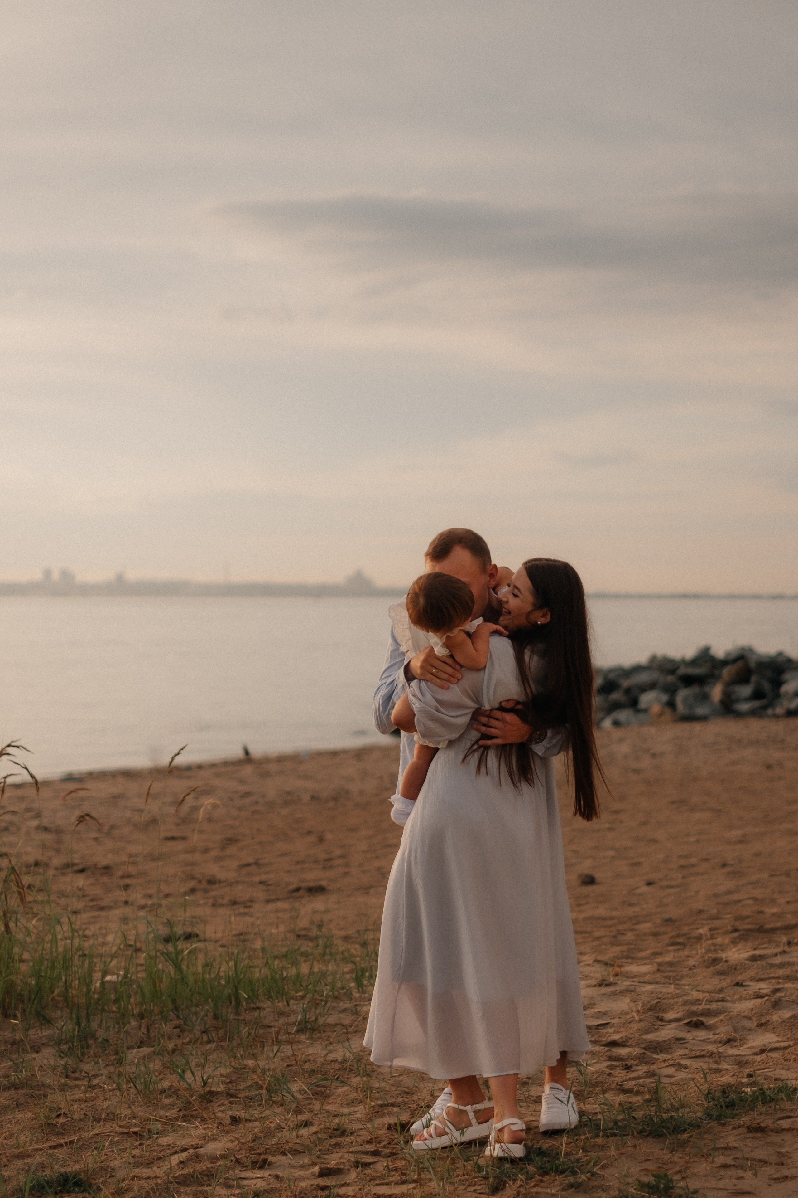 Алина, Ярослав и Тая на берегу. Фотограф в Новосибирске Диана Ильиных