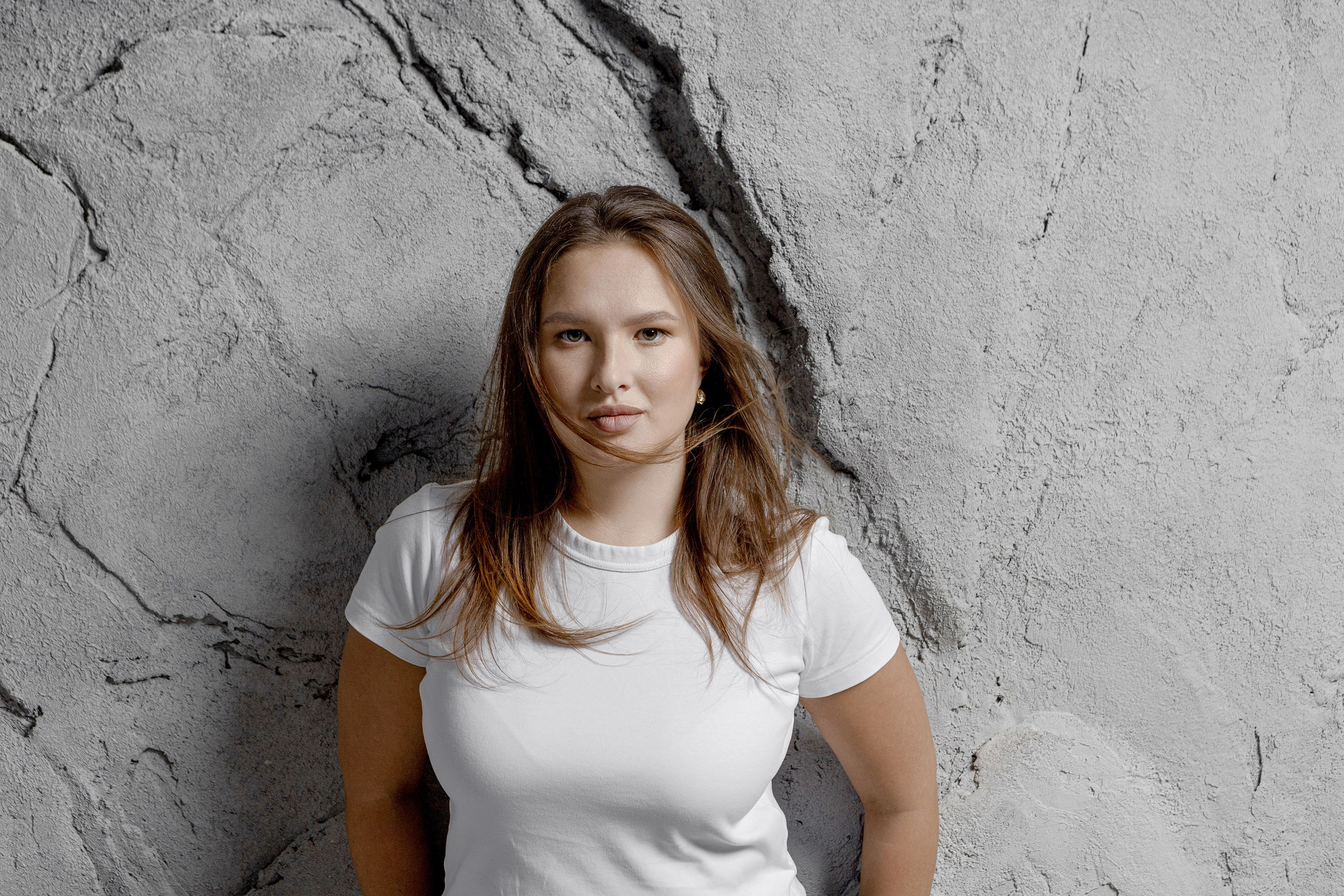 Портрет девушки на фоне каменной стены. Портрет в Екатеринбурге и области.