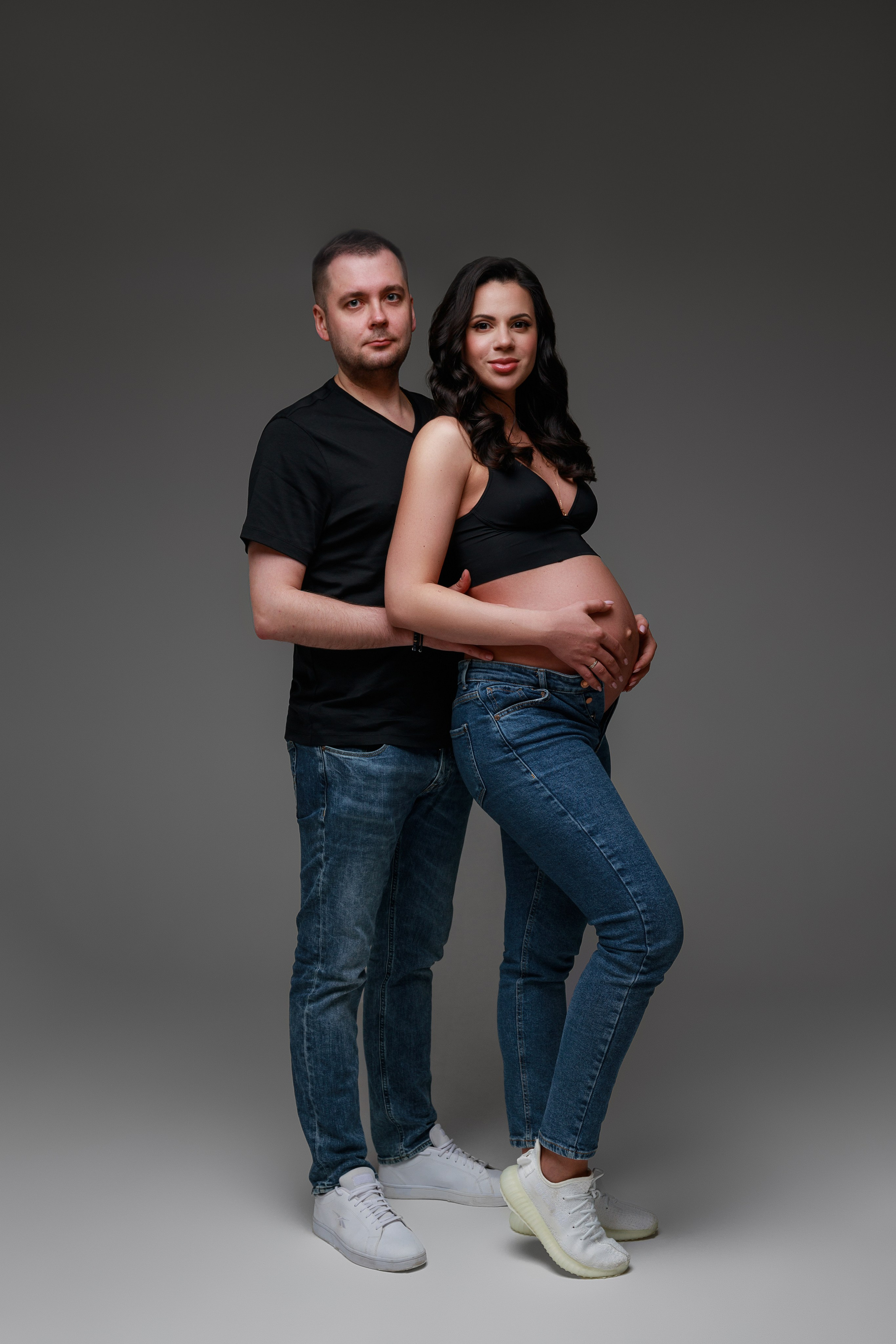 Фотосессия беременности, минимализм, циклорама