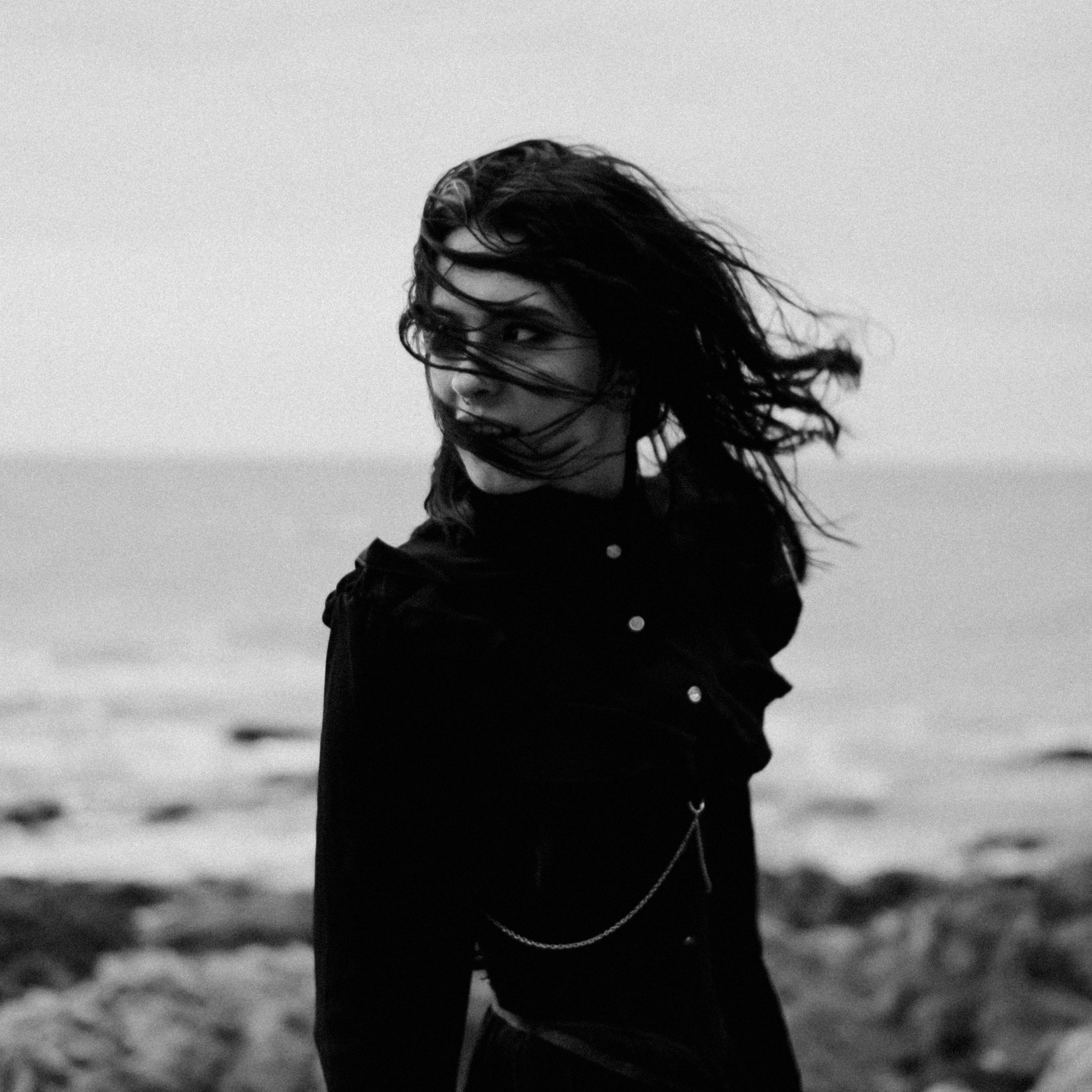 Съёмка у моря с оленьими рогами