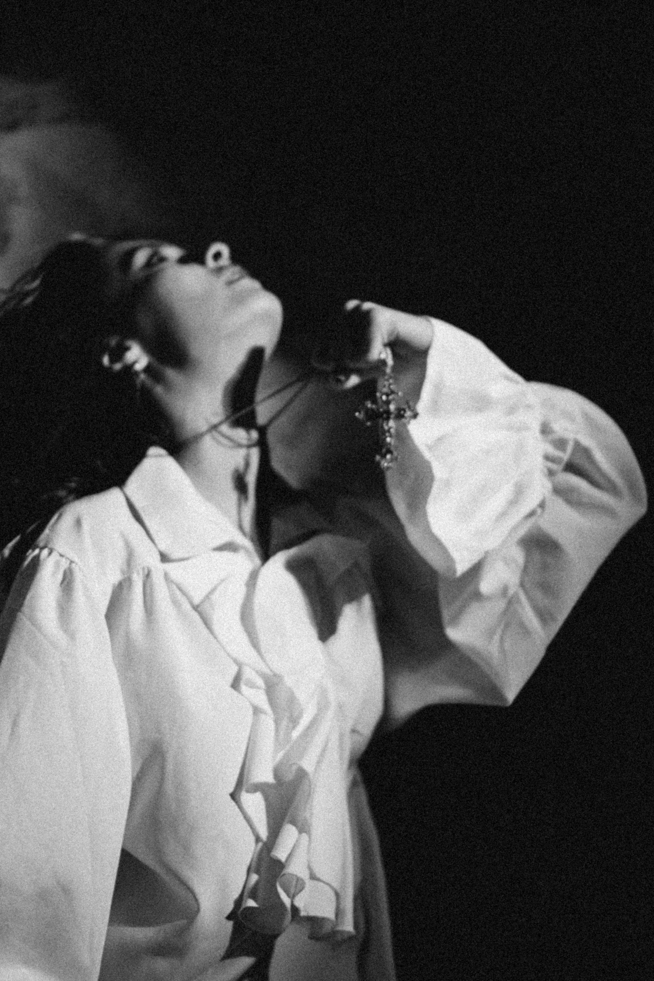 Съёмка у моря с оленьими рогами