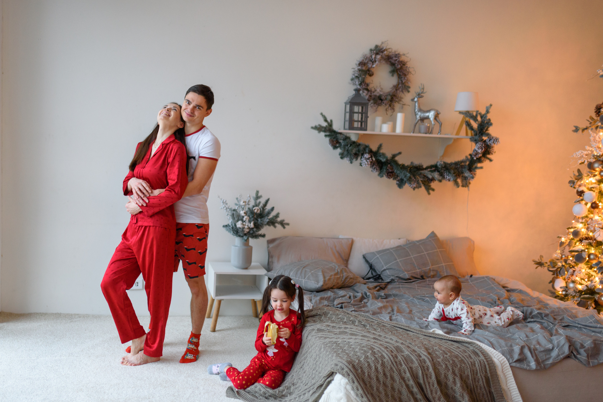 Новогодняя семейная фотосессия ф зале Атлант, фотостудия Мимика. Semerlina.ru