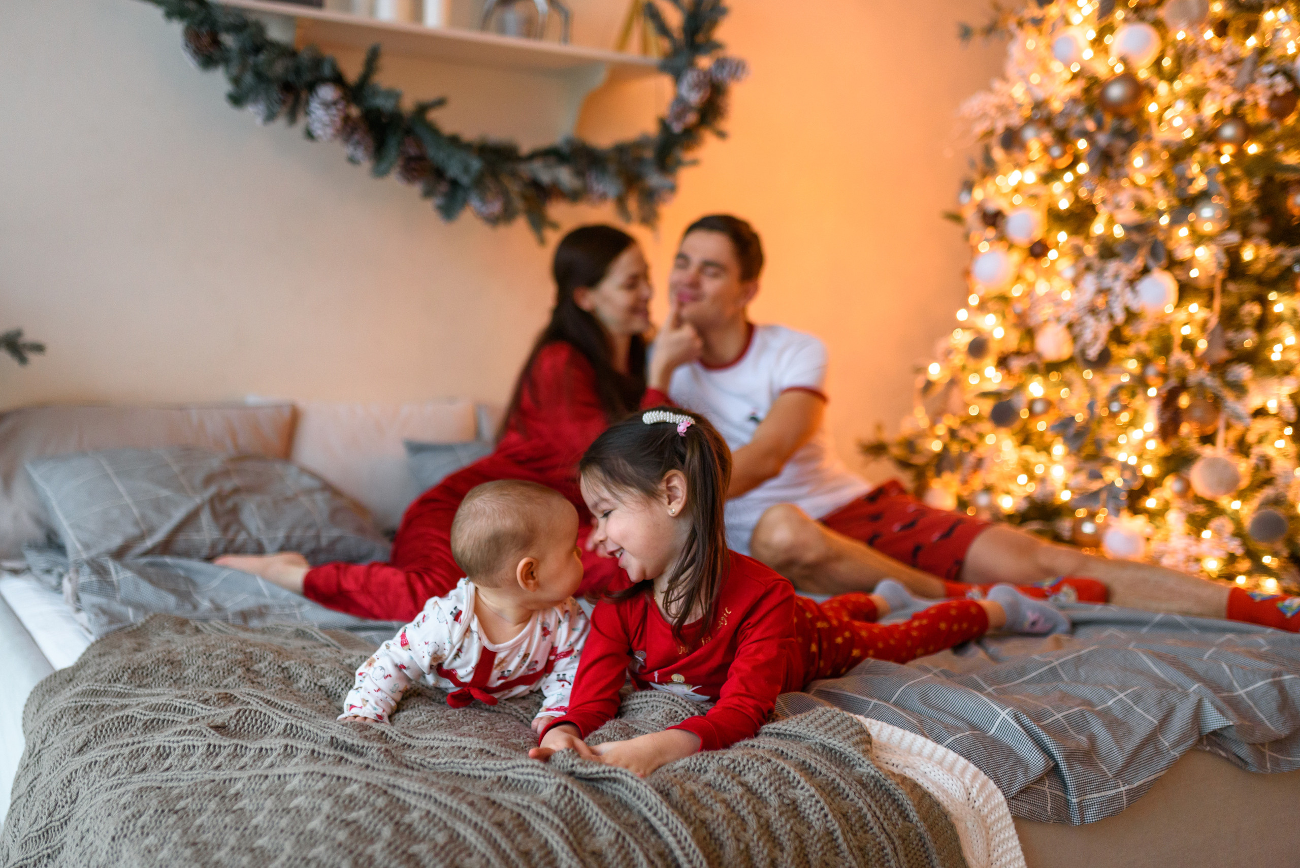 Новогодняя семейная фотосессия ф зале Атлант, фотостудия Мимика. Semerlina.ru