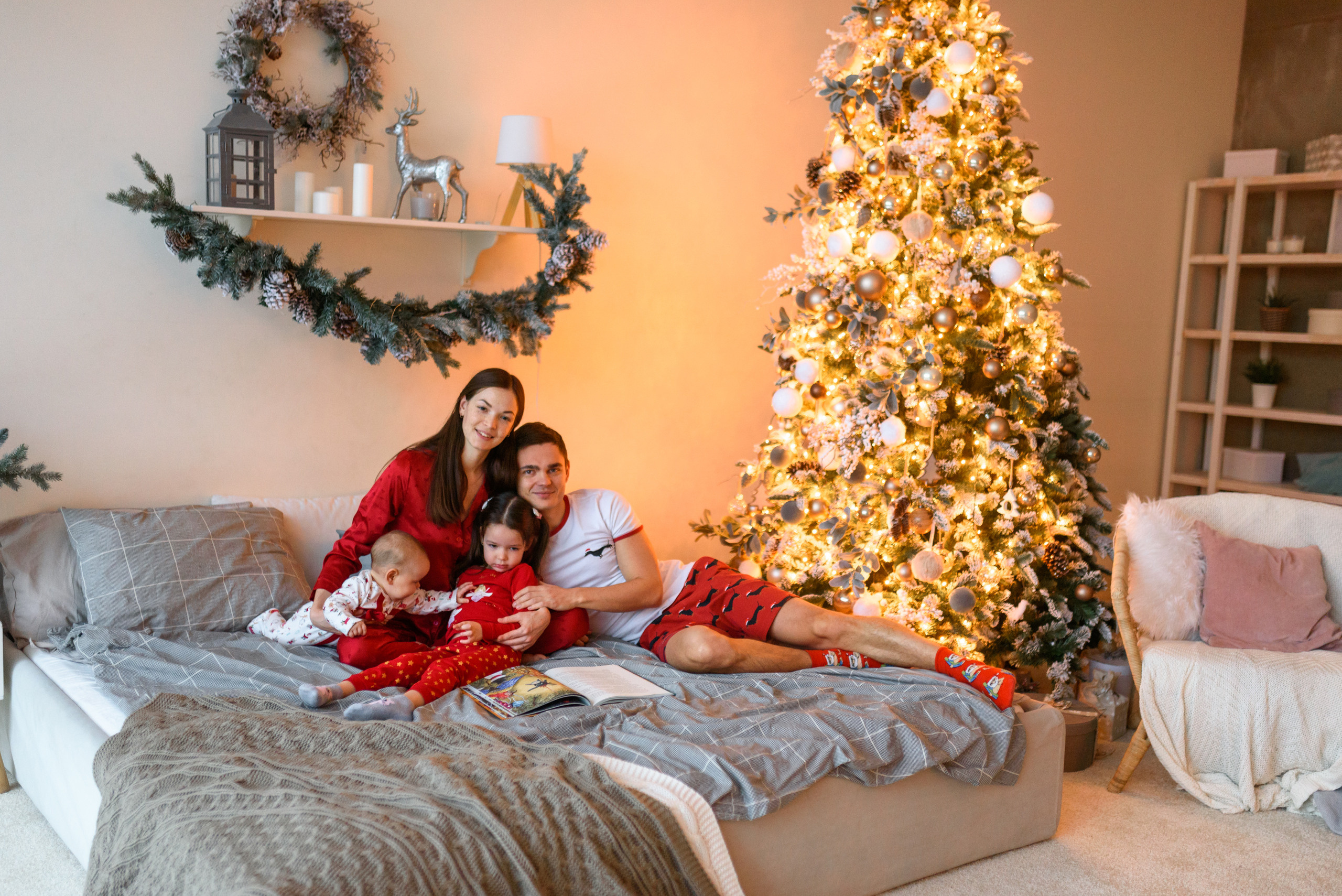 Новогодняя семейная фотосессия ф зале Атлант, фотостудия Мимика. Semerlina.ru